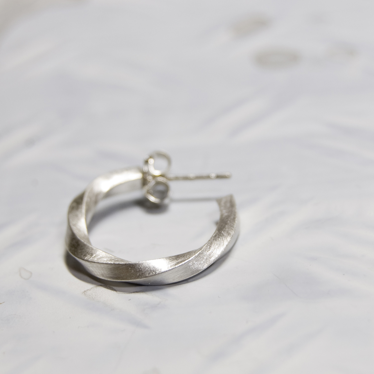 つや消し シルバーツイストフープピアス 2 0mm幅 マット Sv950 306 Iichi ハンドメイド クラフト作品 手仕事品の通販