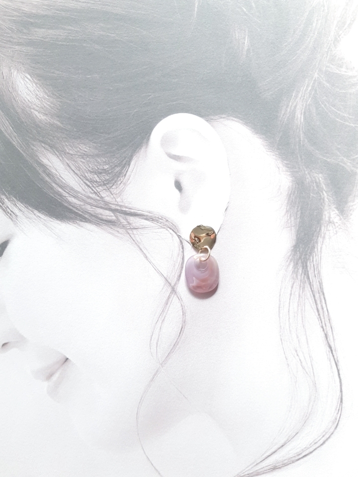 凛とした印象に ゆらゆら パープル ゴールド 大人キレイめピアス イヤリングc Iichi ハンドメイド クラフト作品 手仕事品の通販