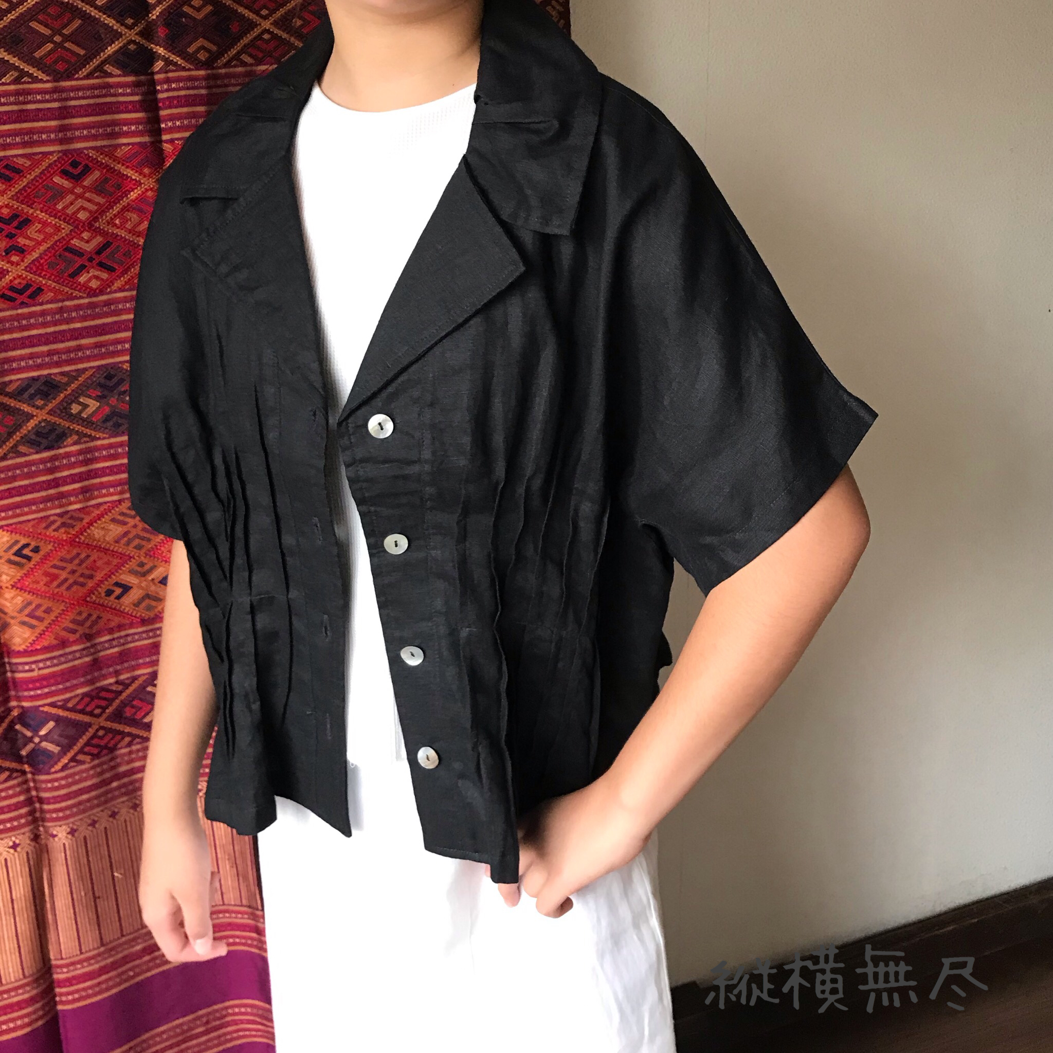 前後のピンタックと大き目の襟が大人可愛いリネンの前開きブラウス 黒 Iichi ハンドメイド クラフト作品 手仕事品の通販