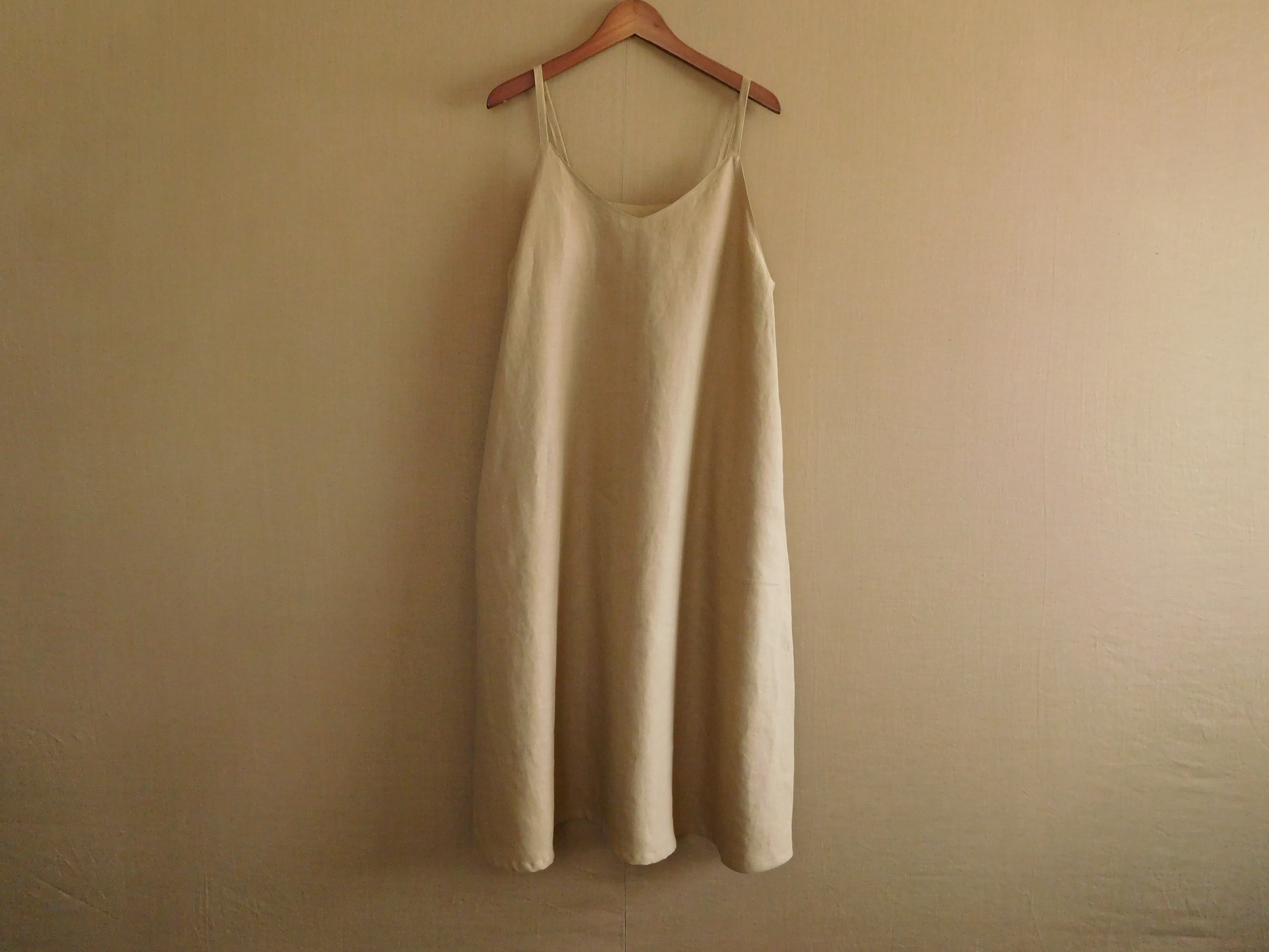 リネンのキャミソールワンピース ベージュ Iichi ハンドメイド クラフト作品 手仕事品の通販