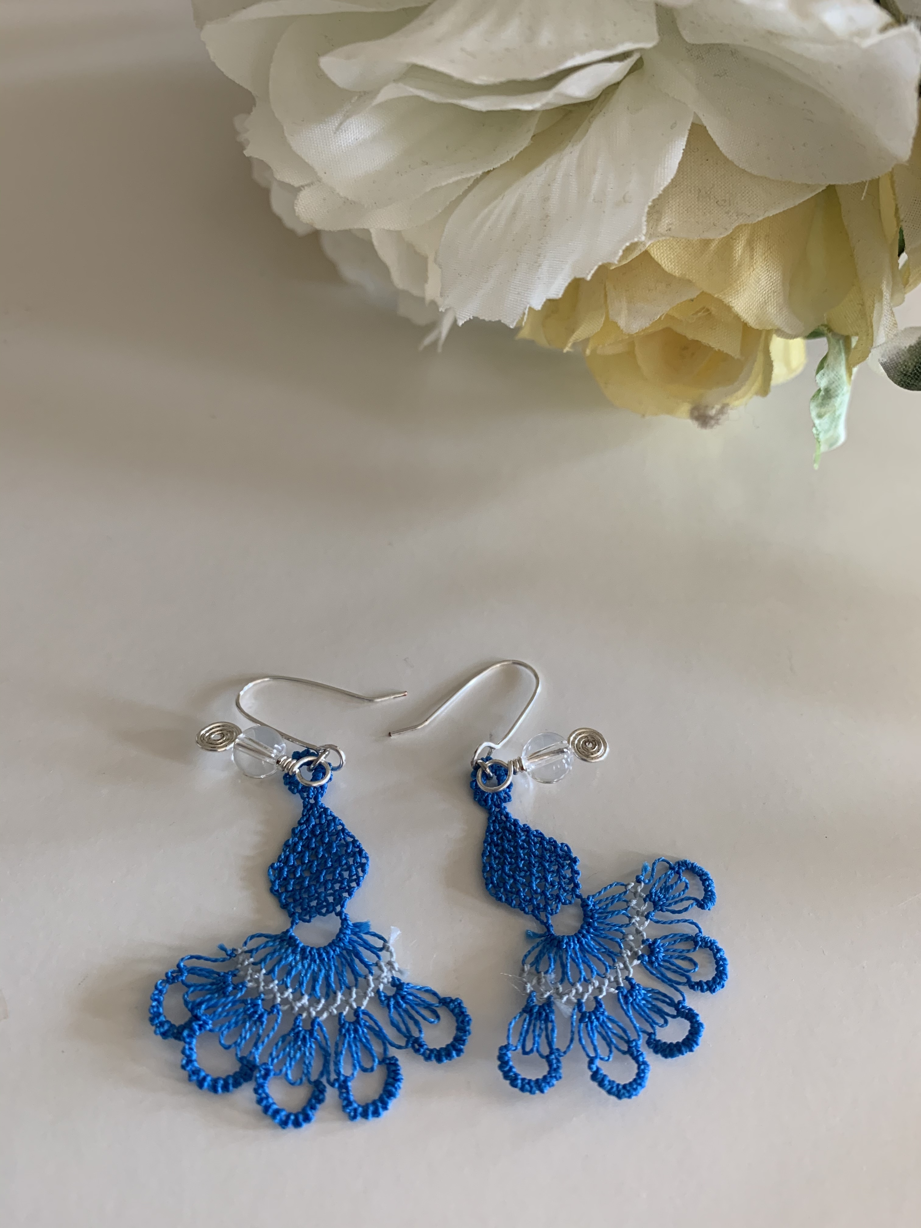 綺麗な青色のピアス 縫い針で編むアクセサリー Iichi ハンドメイド クラフト作品 手仕事品の通販