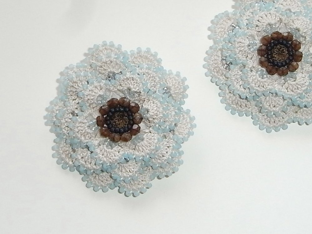 花 Ecru空茶 レース編みのビーズブローチ Iichi ハンドメイド クラフト作品 手仕事品の通販