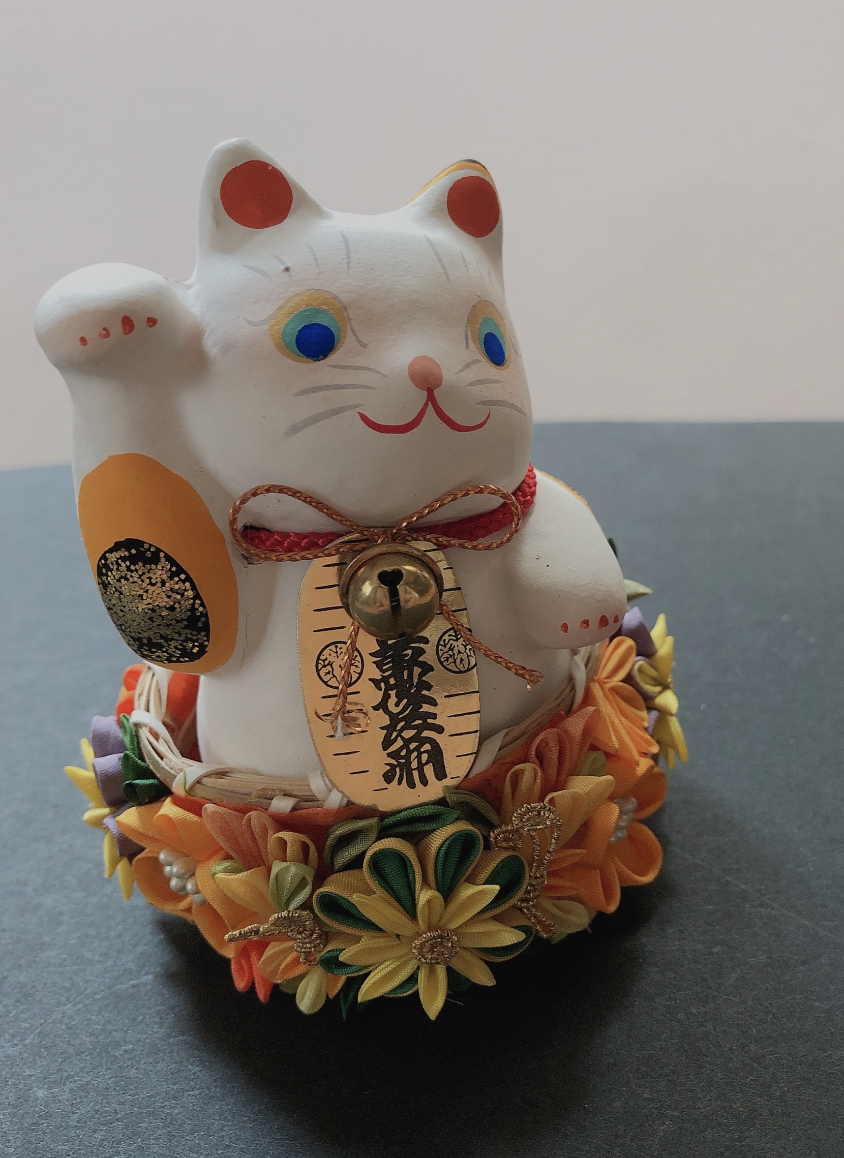 つまみ細工 花籠に入った幸せの招き猫 黄望 Iichi ハンドメイド クラフト作品 手仕事品の通販