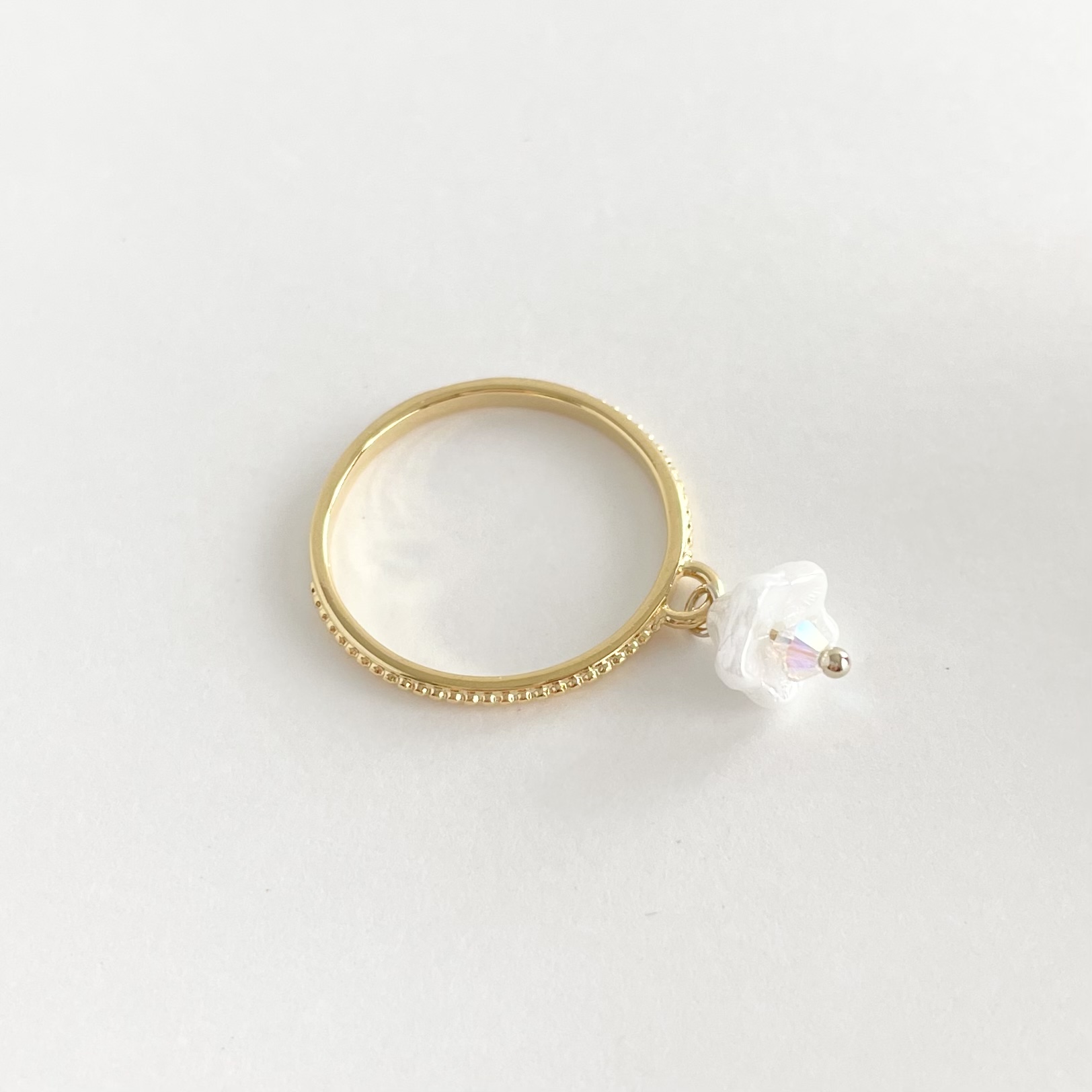 リング 指輪 白いベルフラワーの揺れる指輪 スワロフスキー使用 揺れる花モチーフ 重ね付けにもおすすめのリングです Iichi ハンドメイド クラフト作品 手仕事品の通販