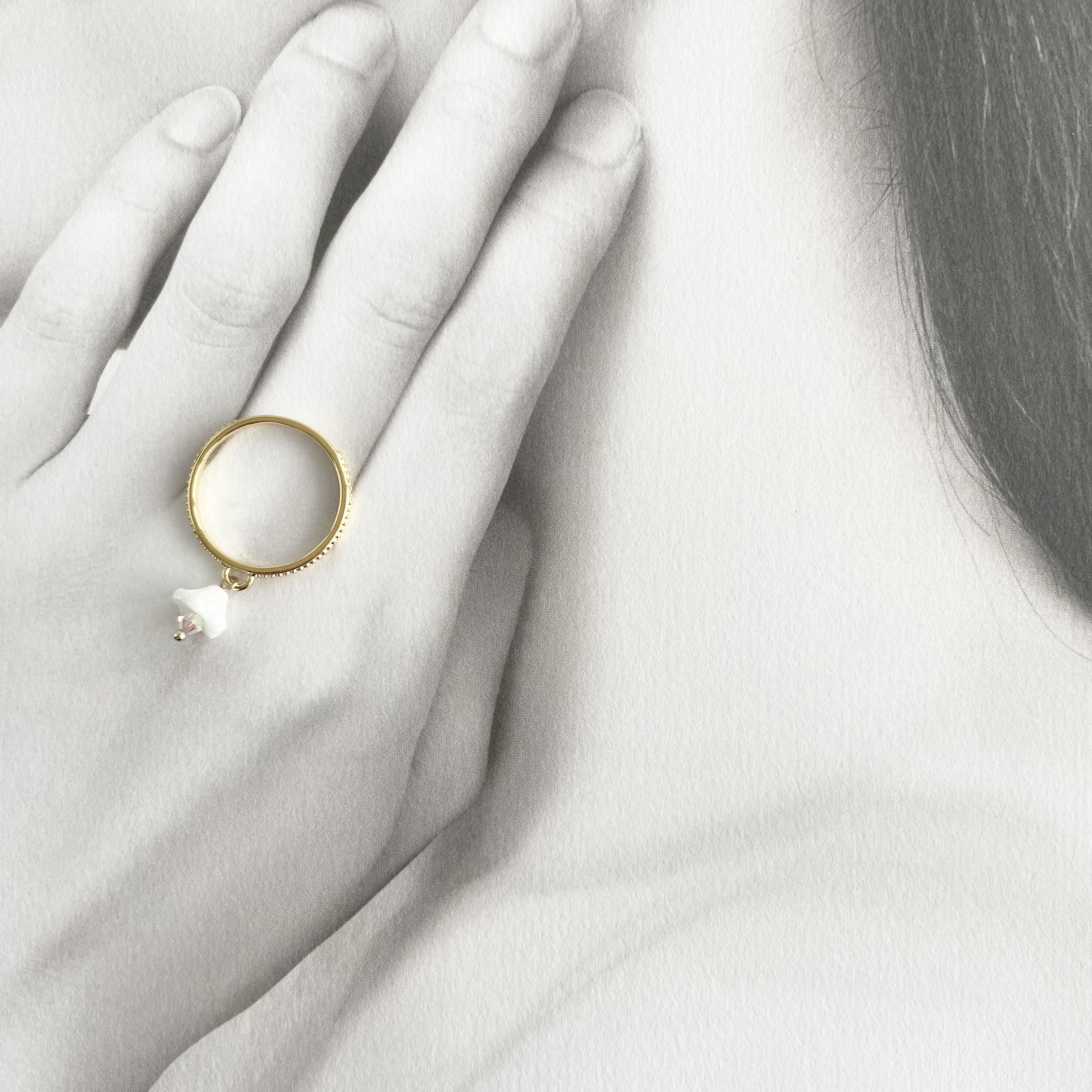 リング 指輪 白いベルフラワーの揺れる指輪 スワロフスキー使用 揺れる花モチーフ 重ね付けにもおすすめのリングです Iichi ハンドメイド クラフト作品 手仕事品の通販