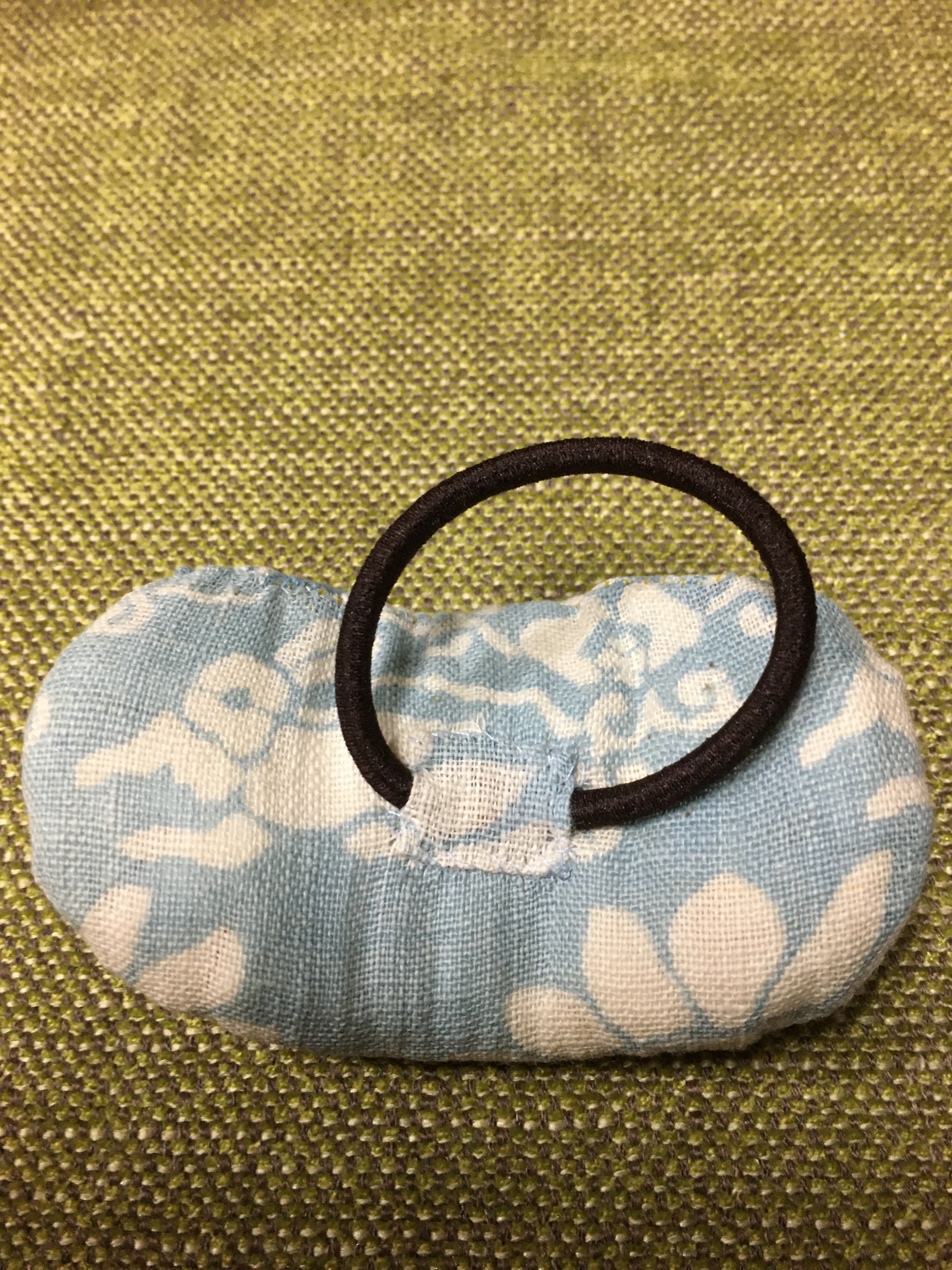 ブルーの兎と花柄のバレッタ Iichi ハンドメイド クラフト作品 手仕事品の通販