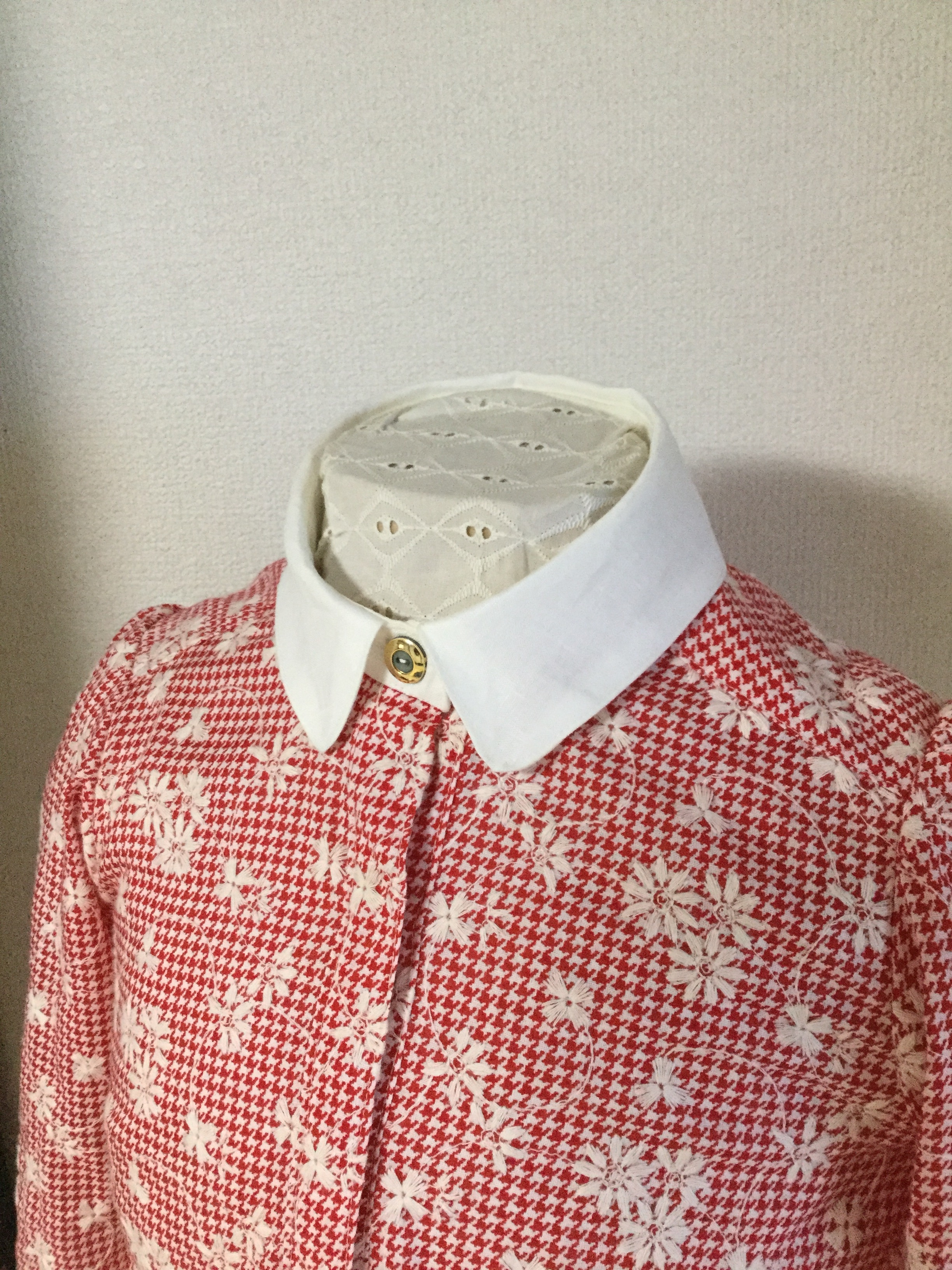 オシャレなレトロシャツ 赤 ビンテージボタン使用 Iichi ハンドメイド クラフト作品 手仕事品の通販