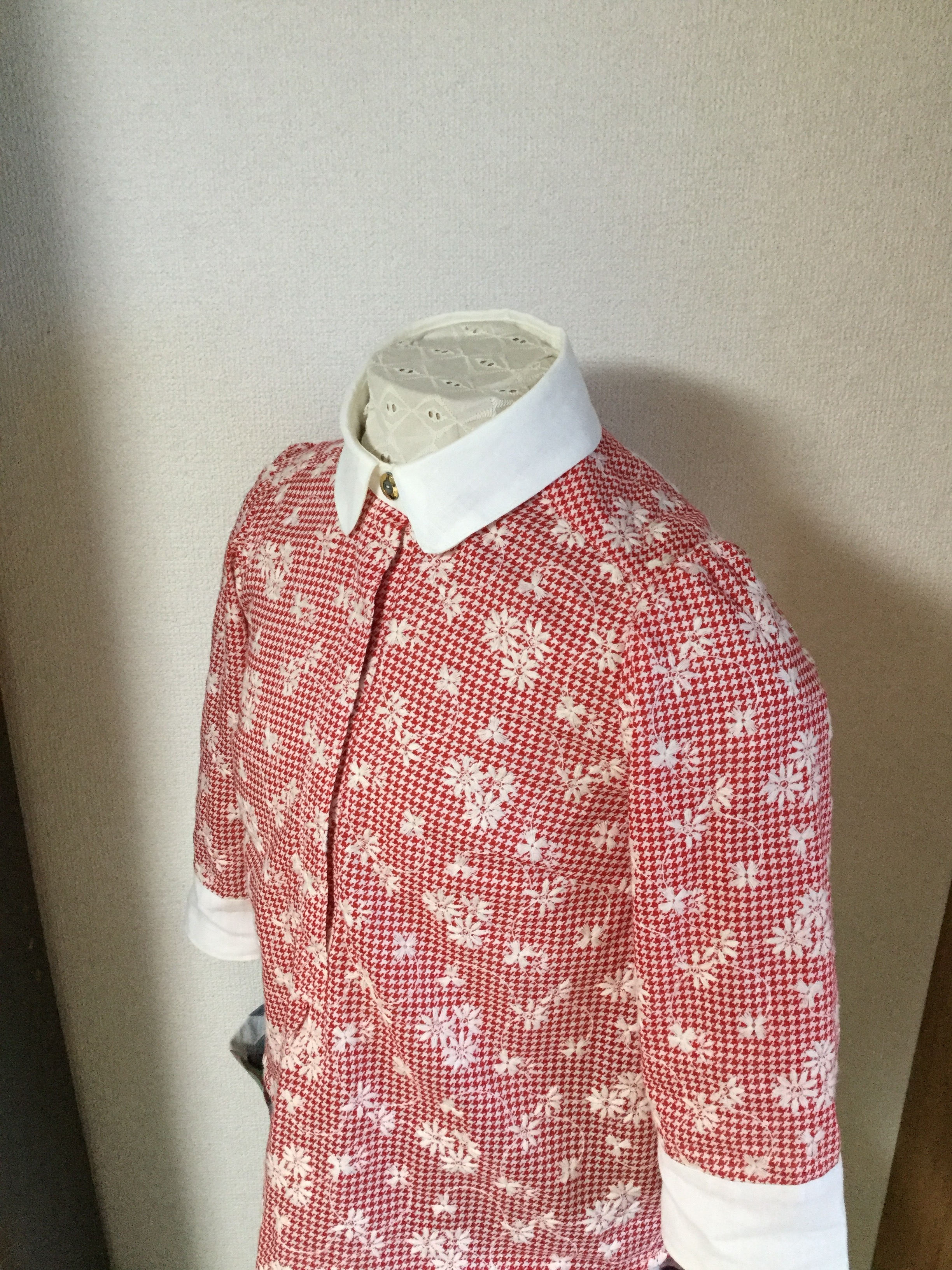 オシャレなレトロシャツ 赤 ビンテージボタン使用 Iichi ハンドメイド クラフト作品 手仕事品の通販