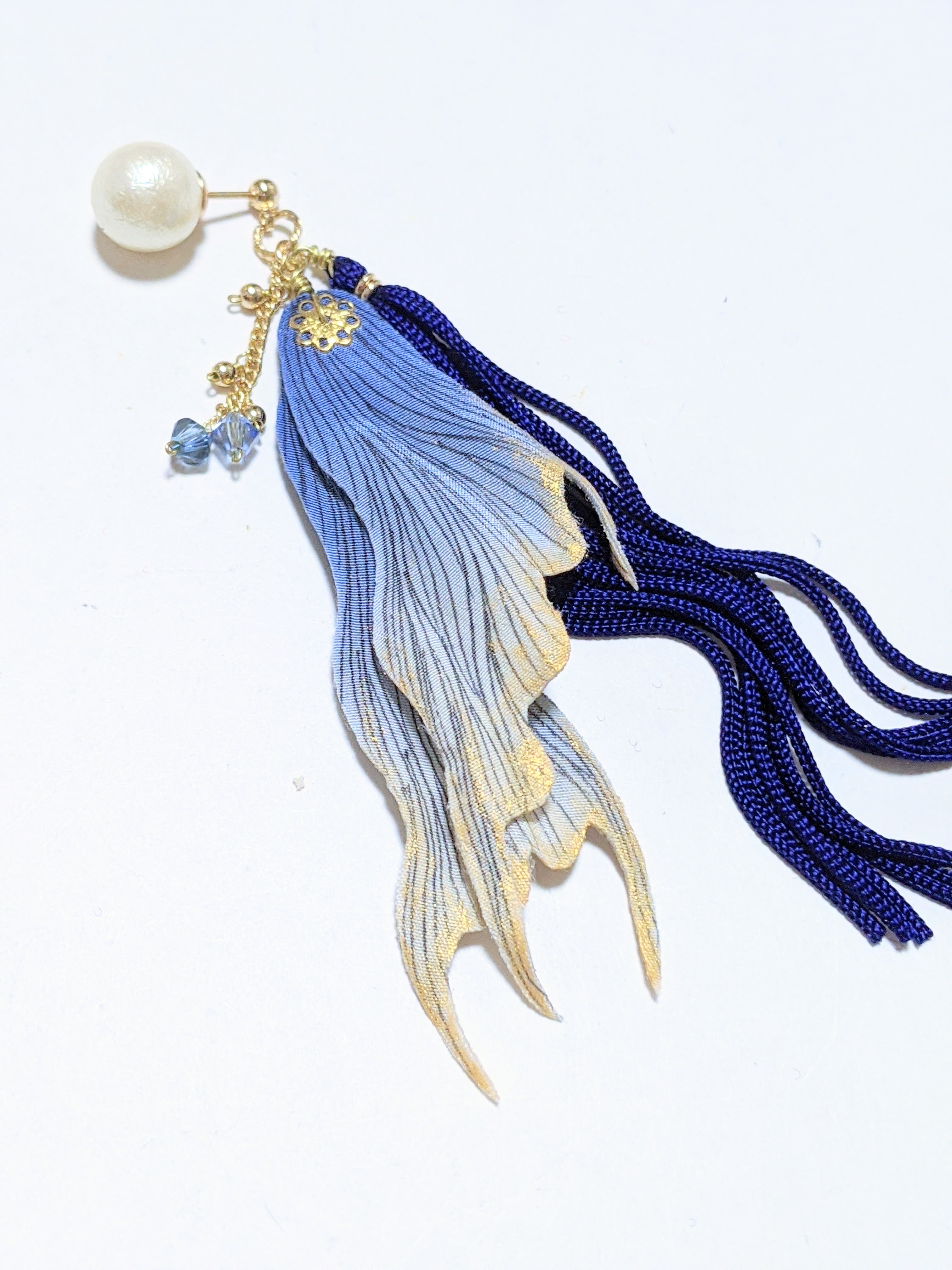 金魚のヒレ ピアス イヤリング 左耳用 Iichi ハンドメイド クラフト作品 手仕事品の通販