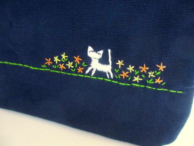 猫刺繍の平ポーチ＊お花畑の猫＊オレンジ  iichi ハンドメイド 