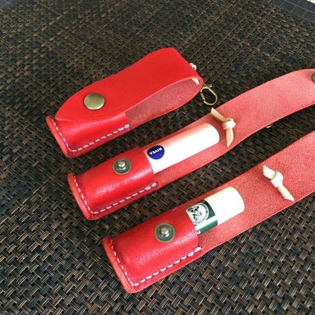 レッド そのまま使えるリップクリーム ケース ヌメ床革 レザー 印鑑入れ ﾆﾍﾞｱﾘｯﾌﾟﾌﾞﾗｲﾄｱｯﾌﾟ可 Iichi ハンドメイド クラフト作品 手仕事品の通販