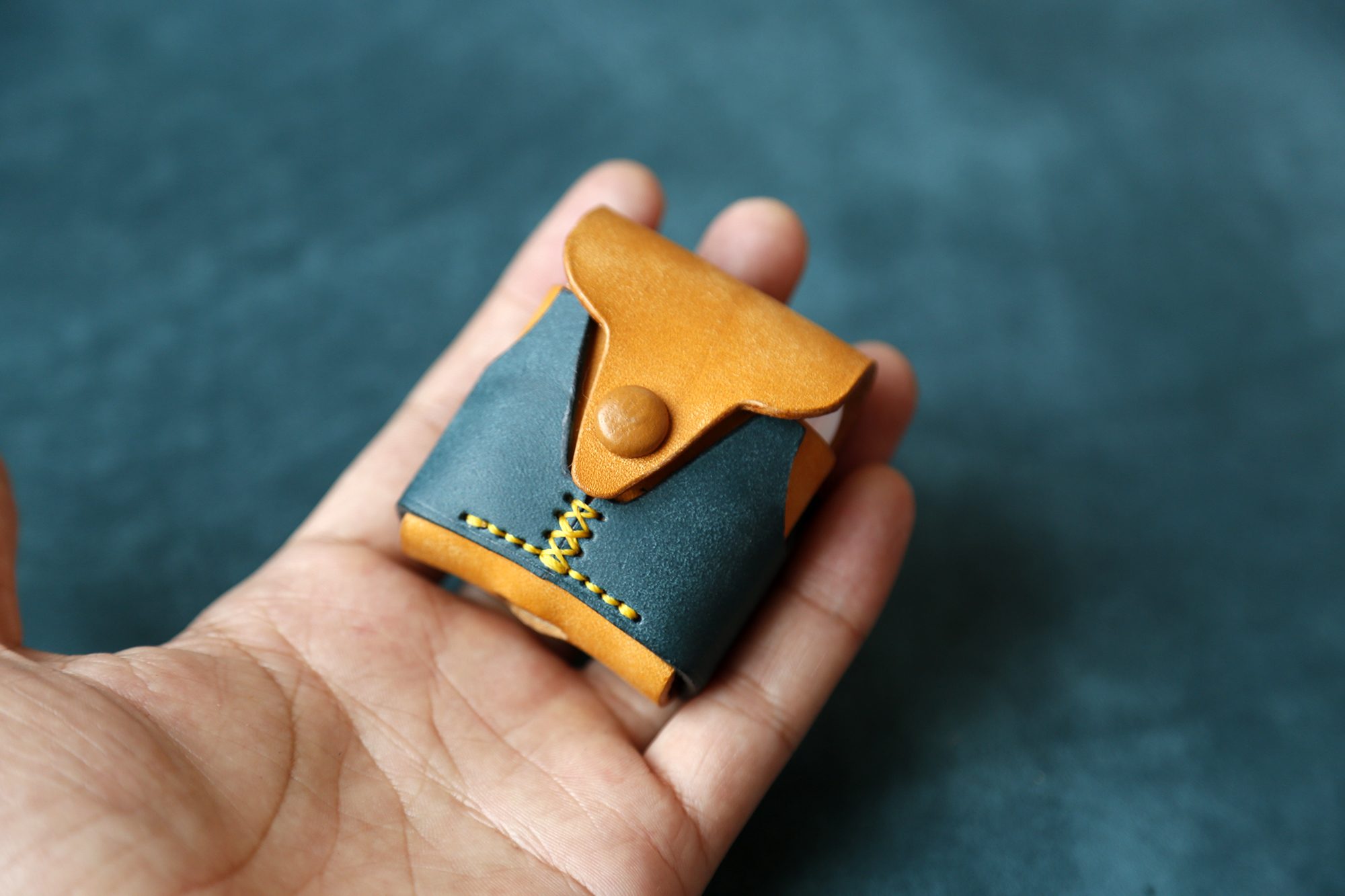 可愛いベスト Airpodsケース 黄色 青 本革 ワイヤレスイヤホンケース Iichi ハンドメイド クラフト作品 手仕事品の通販