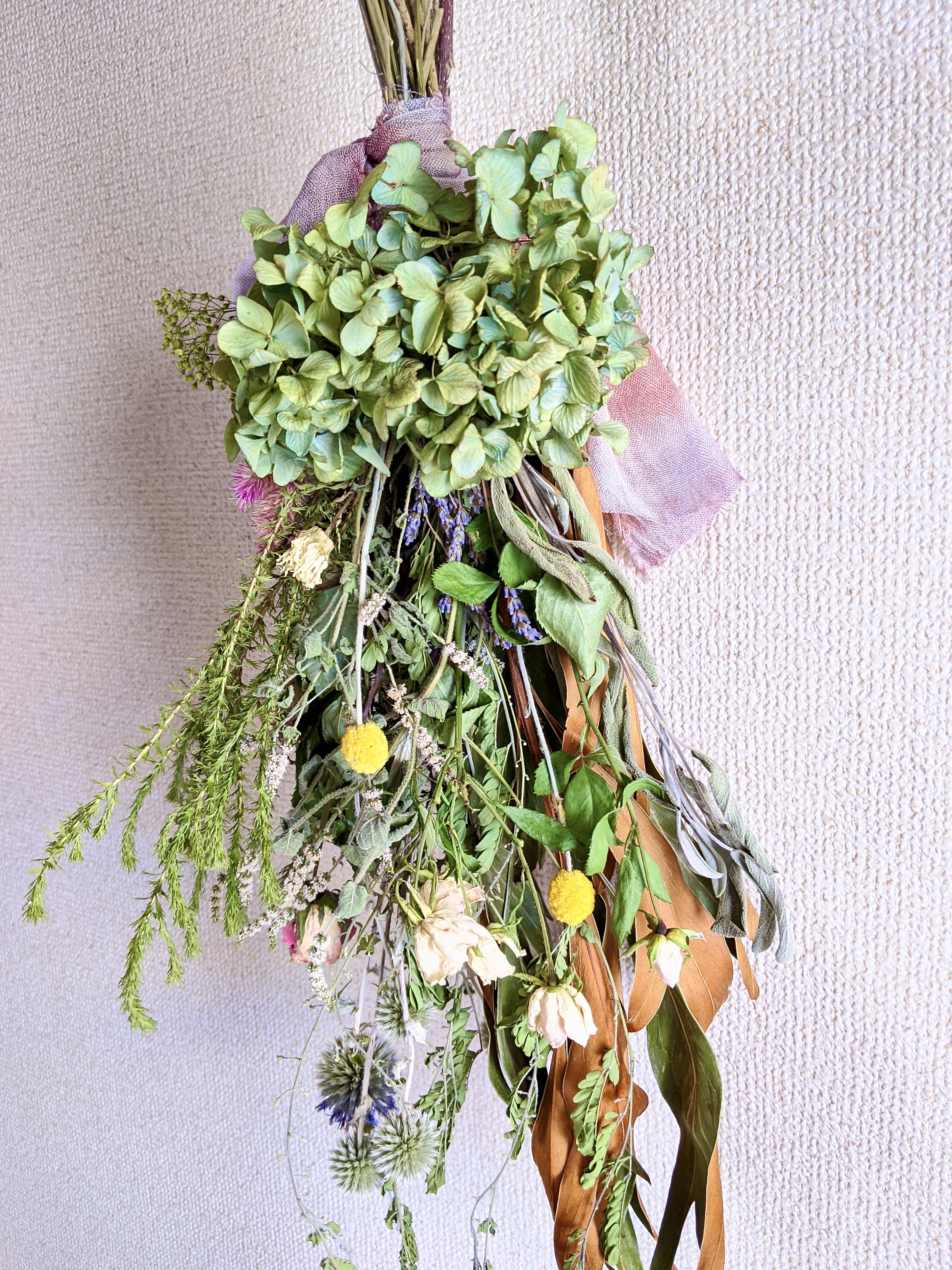 自家栽培のローズマリー ユーカリ ルリ玉などのハーブを使った レトロで素朴なボリュームあるドライフラワースワッグ Iichi ハンドメイド クラフト作品 手仕事品の通販