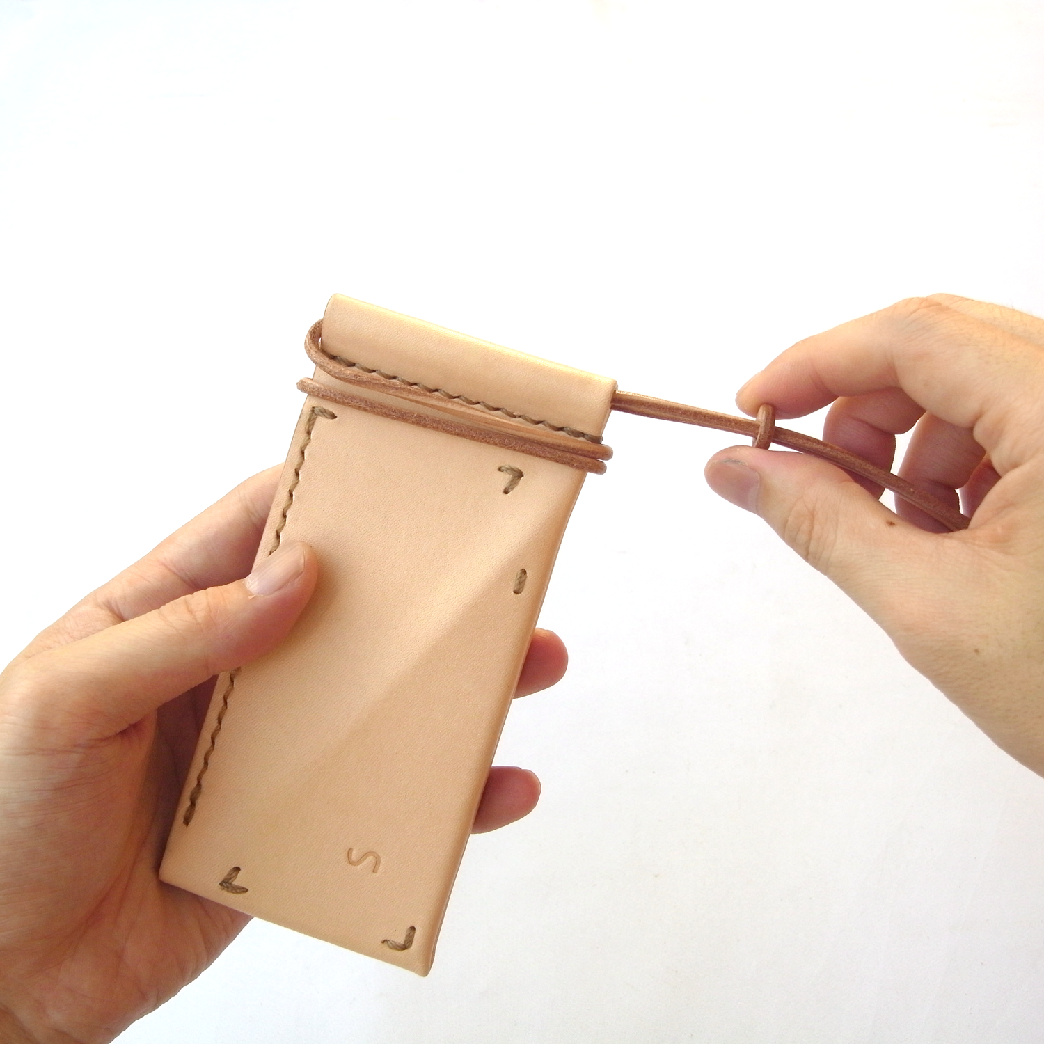 ヌメ革 生成り のタブレット スマホスタンド Oruto おると 角度2段階 持ち運び楽々おりたたみ式 Iichi ハンドメイド クラフト作品 手仕事品の通販