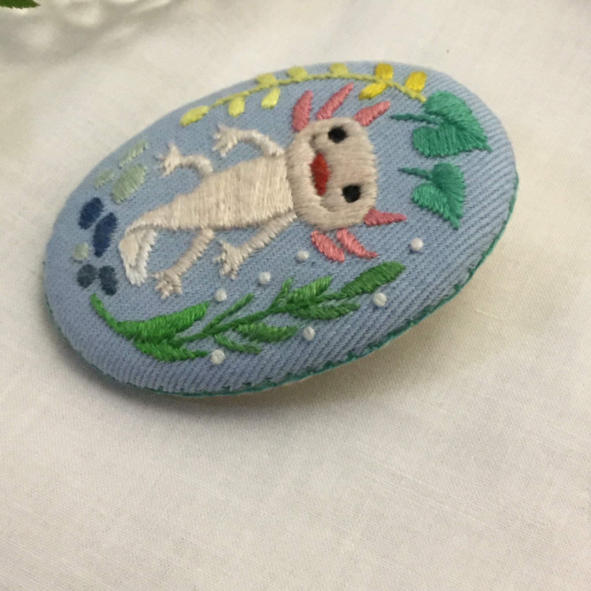 絶滅危惧種シリーズ 手刺繍ブローチ ウーパールーパー リューシスティック の水中散歩 オーバル形 Iichi ハンドメイド クラフト作品 手仕事品の通販