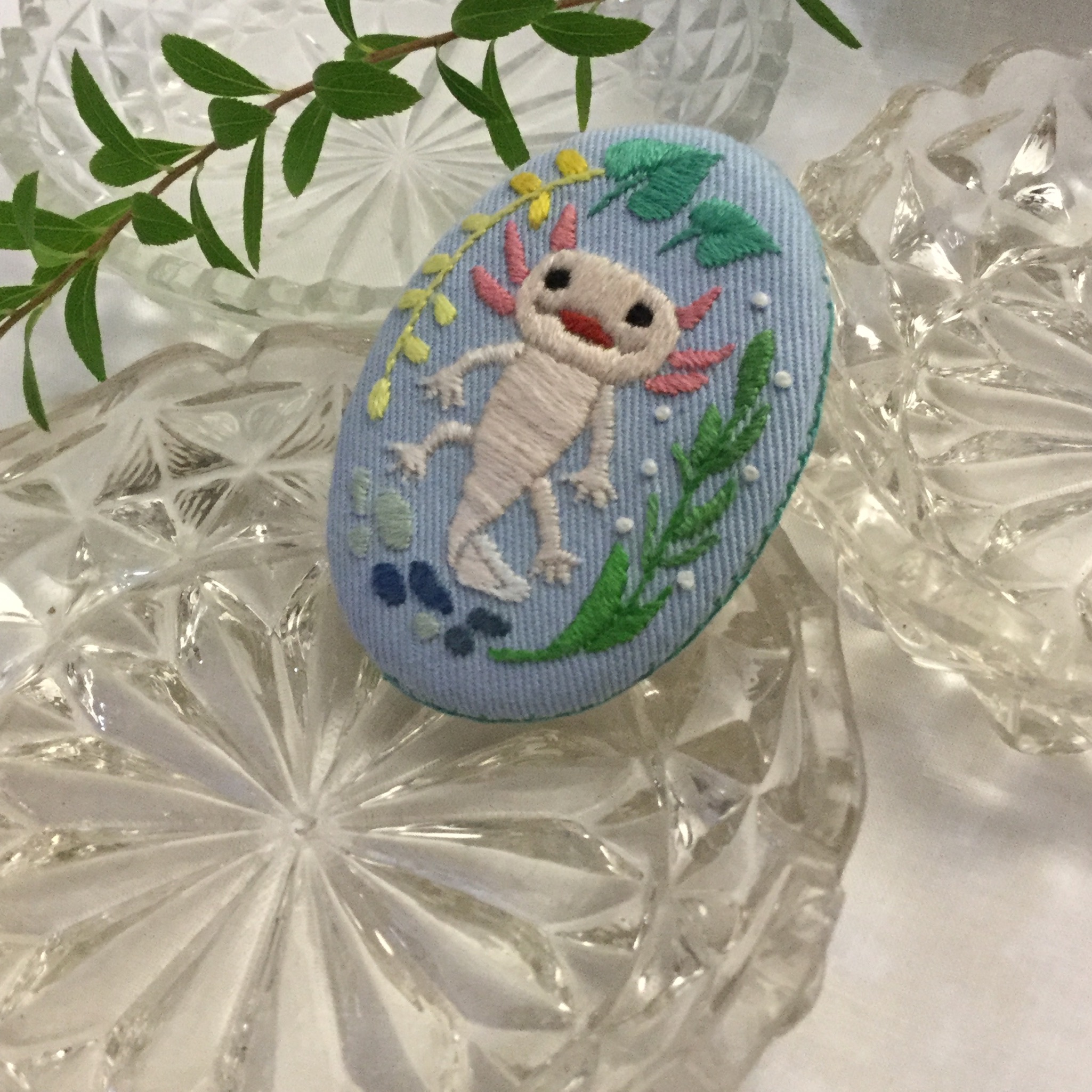 絶滅危惧種シリーズ 手刺繍ブローチ ウーパールーパー リューシスティック の水中散歩 オーバル形 Iichi ハンドメイド クラフト作品 手仕事品の通販