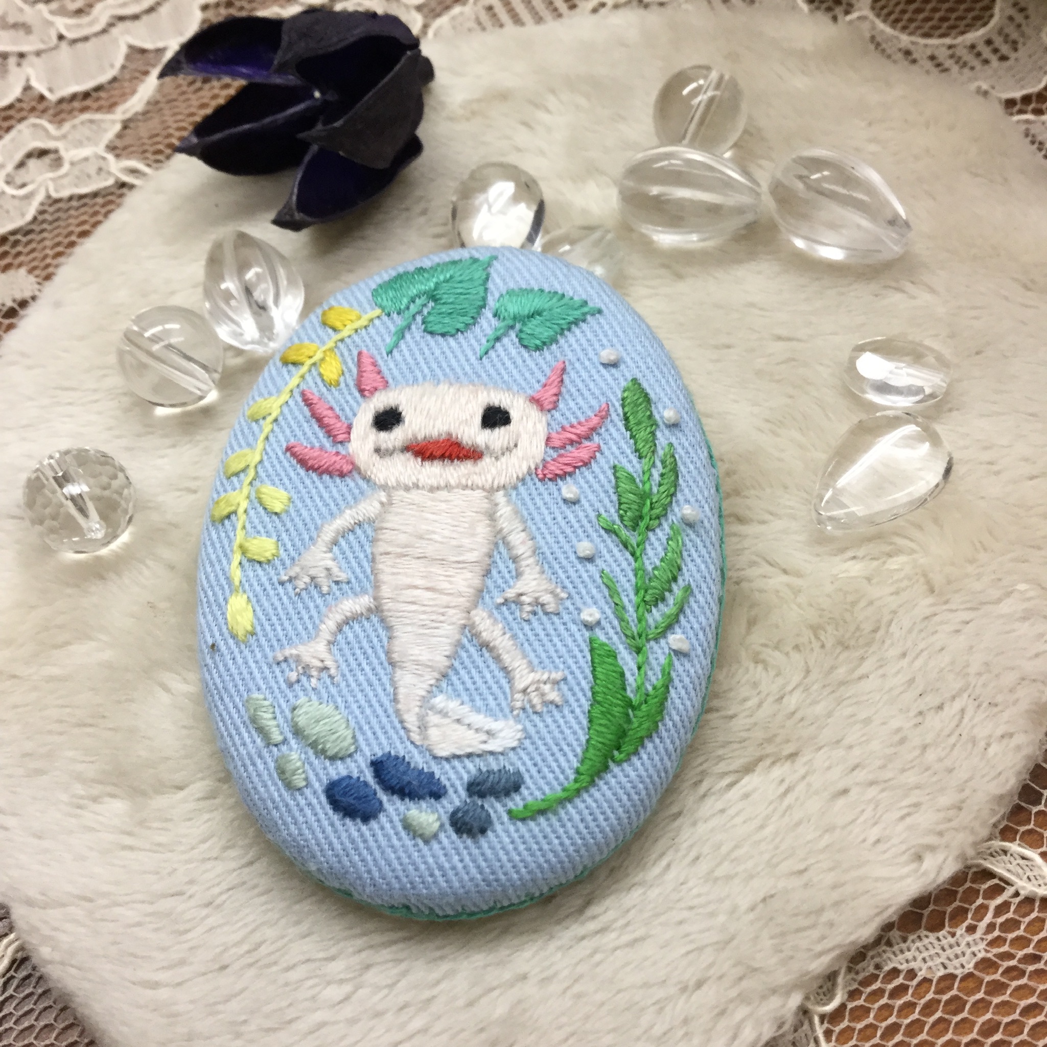 絶滅危惧種シリーズ 手刺繍ブローチ ウーパールーパー リューシスティック の水中散歩 オーバル形 Iichi ハンドメイド クラフト作品 手仕事品の通販