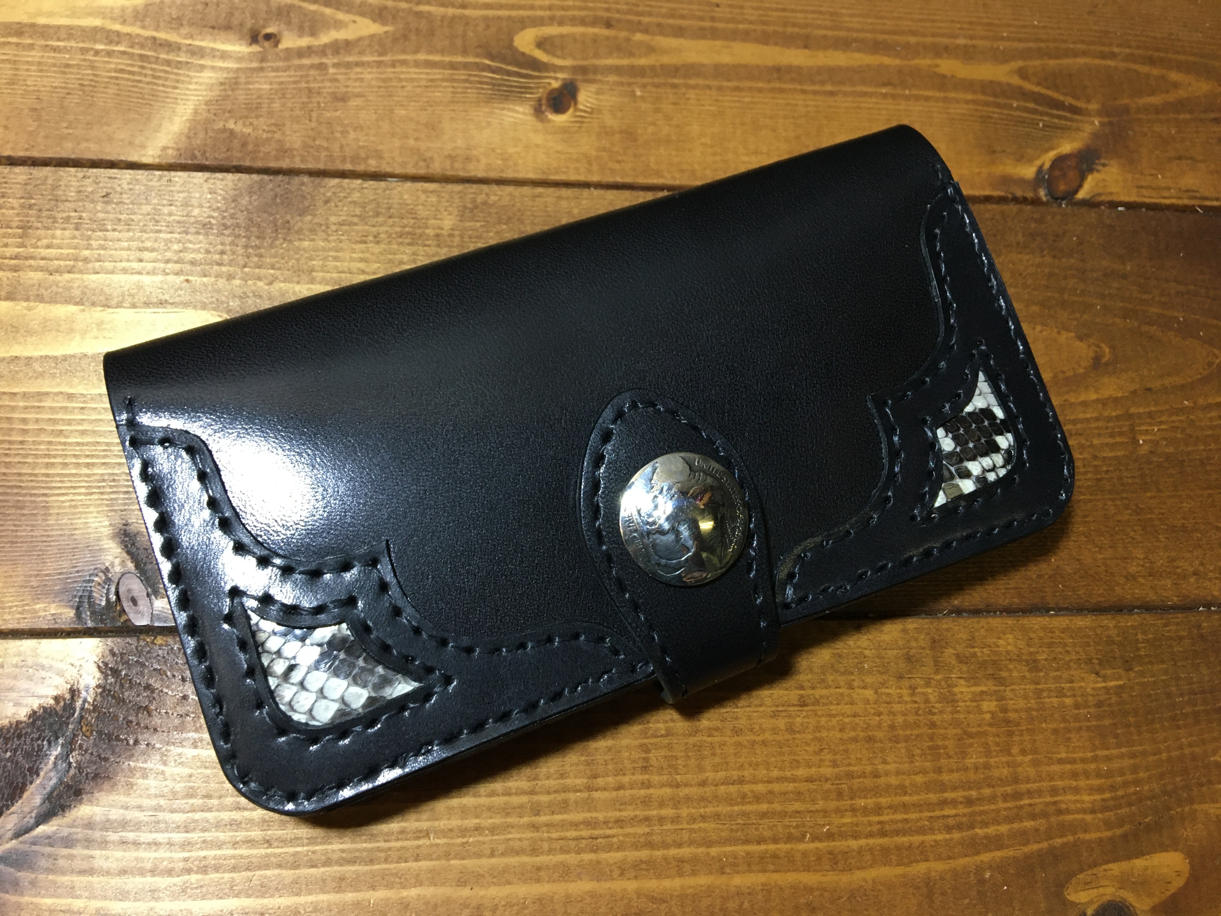 ブラックレザー スマホケース マグネットコンチョ Iichi ハンドメイド クラフト作品 手仕事品の通販