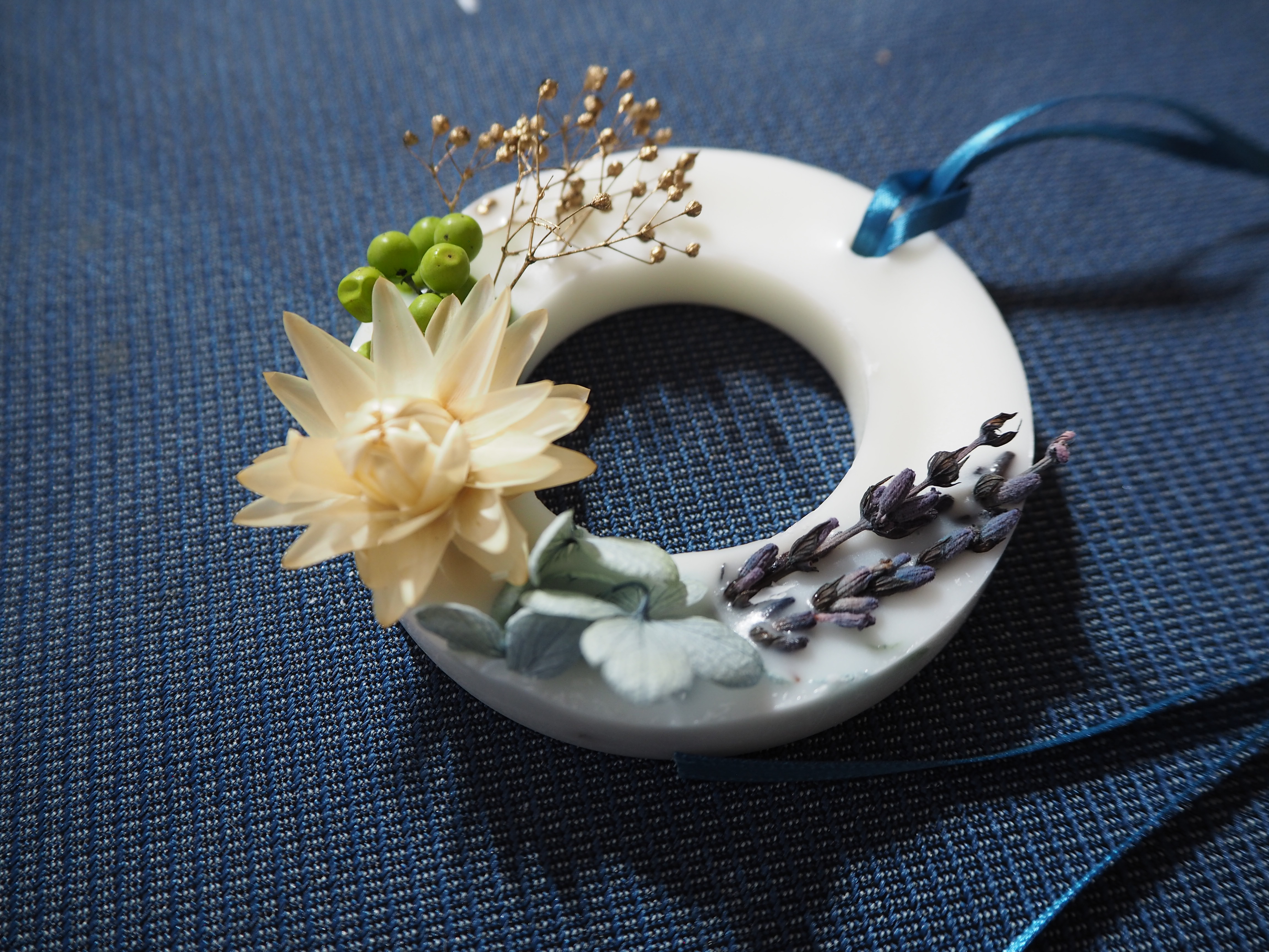 アロマワックスサシェ リース ローズマリーの香り ヘリクサムホワイト Iichi ハンドメイド クラフト作品 手仕事品の通販 アロマワックスサシェ リース ローズマリーの香り ヘリクサムホワイト Iichi ハンドメイド クラフト作品 手仕事品の通販