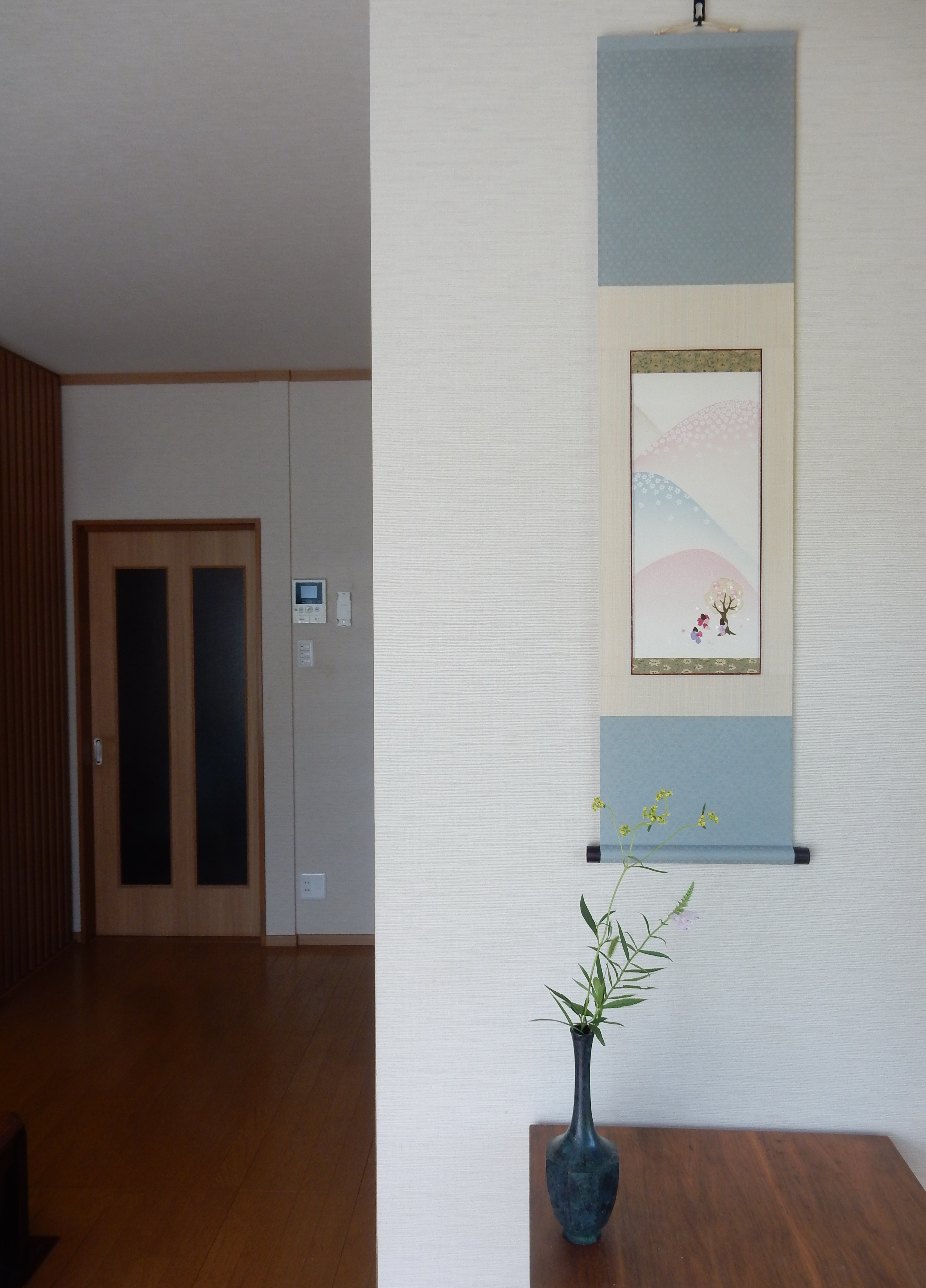 モダン掛け軸 花の山でのかくれんぼ Iichi ハンドメイド クラフト作品 手仕事品の通販