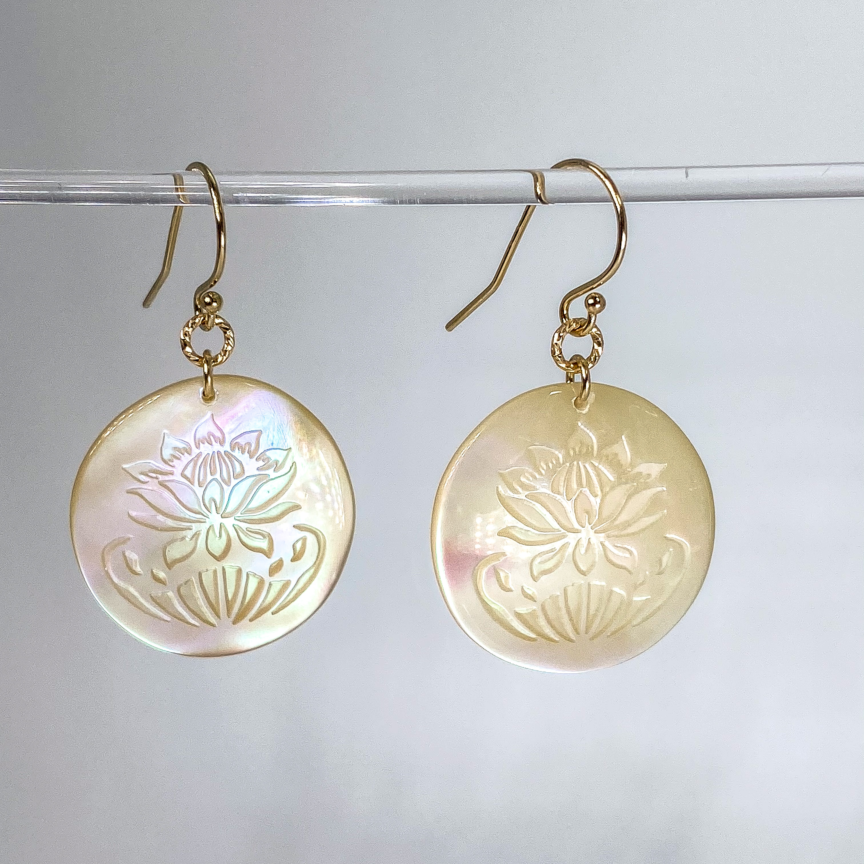 受注製作品 夜光貝の蓮の花のピアス 14kgf Iichi ハンドメイド クラフト作品 手仕事品の通販