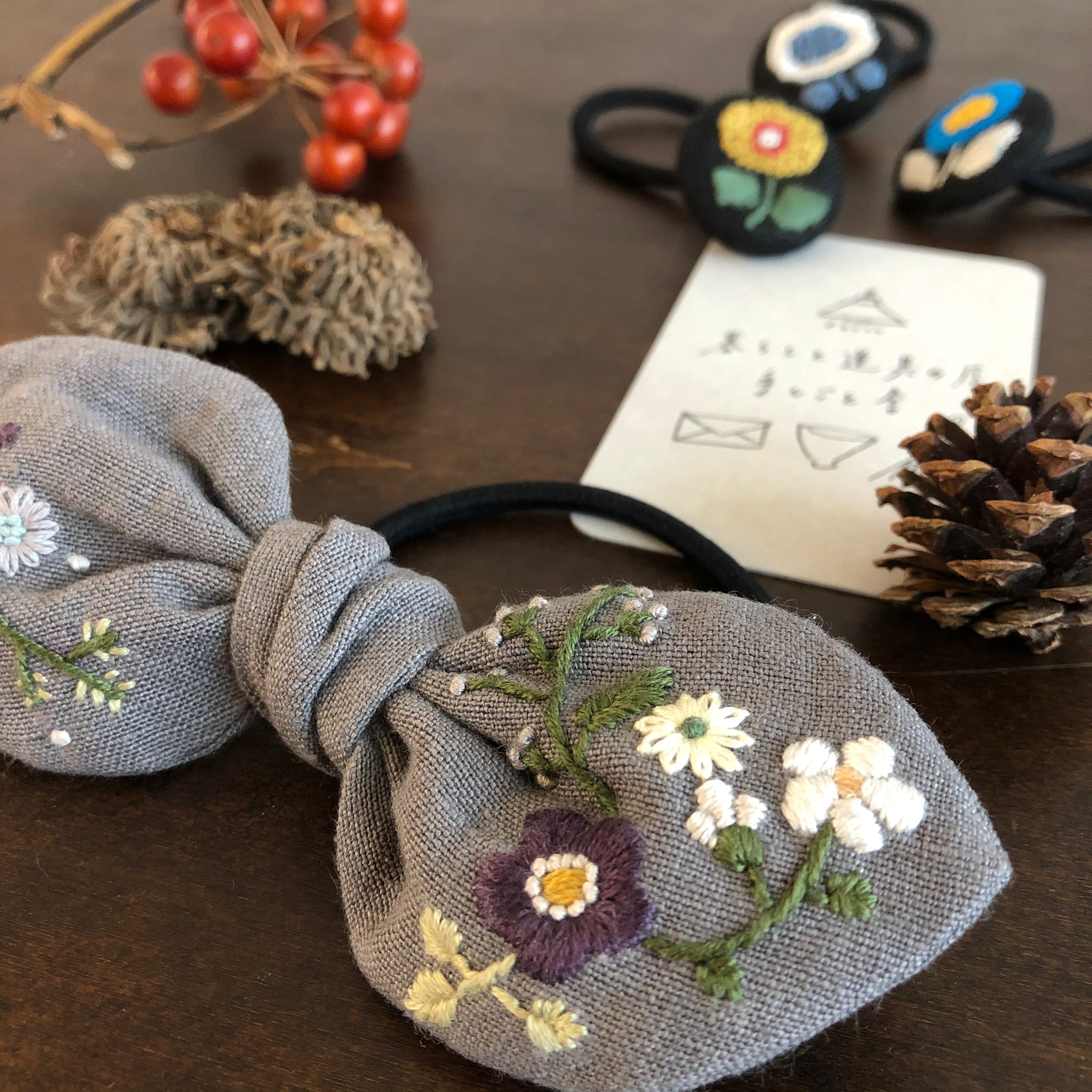 リネンの刺繍リボンヘアゴム Iichi ハンドメイド クラフト作品 手仕事品の通販