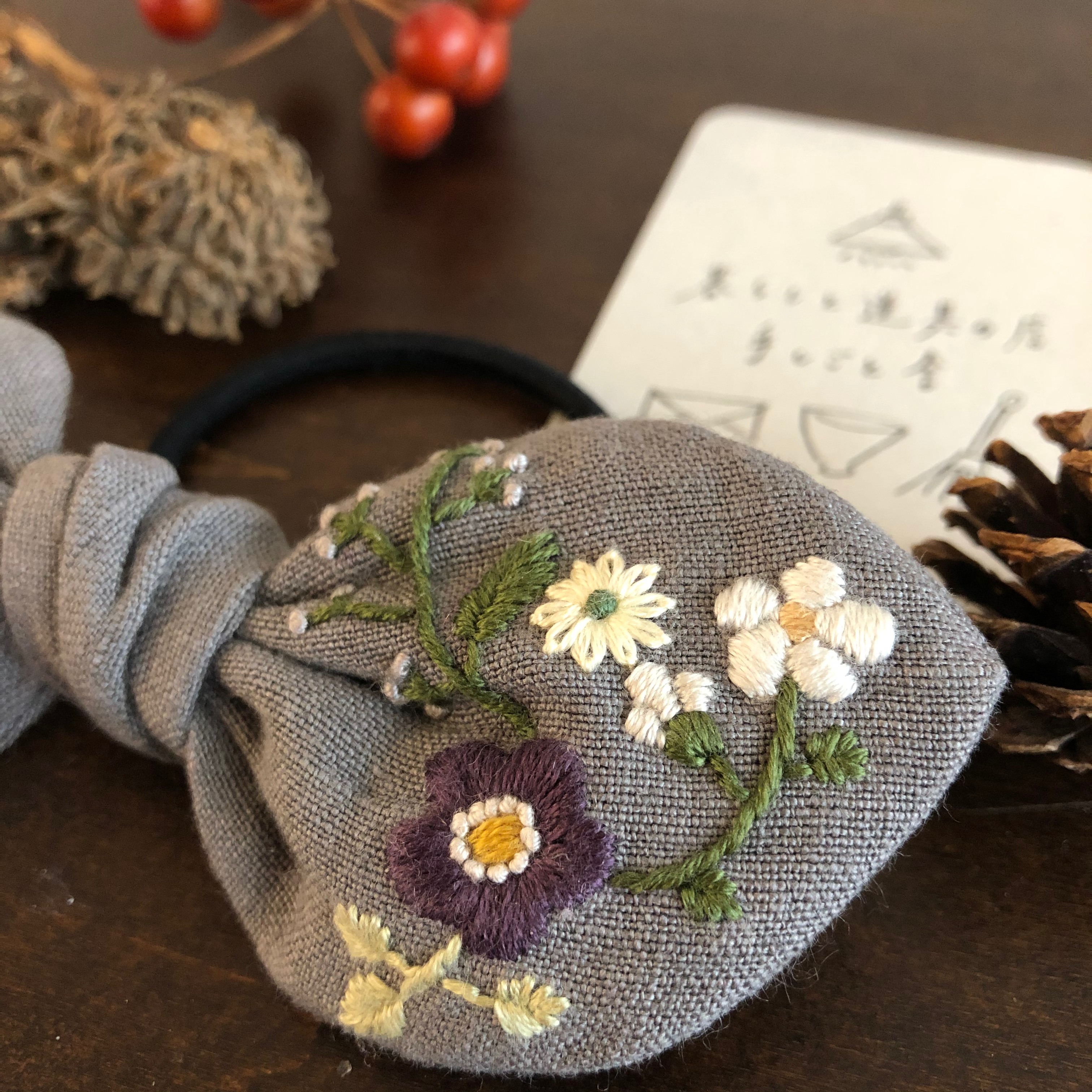 リネンの刺繍リボンヘアゴム Iichi ハンドメイド クラフト作品 手仕事品の通販