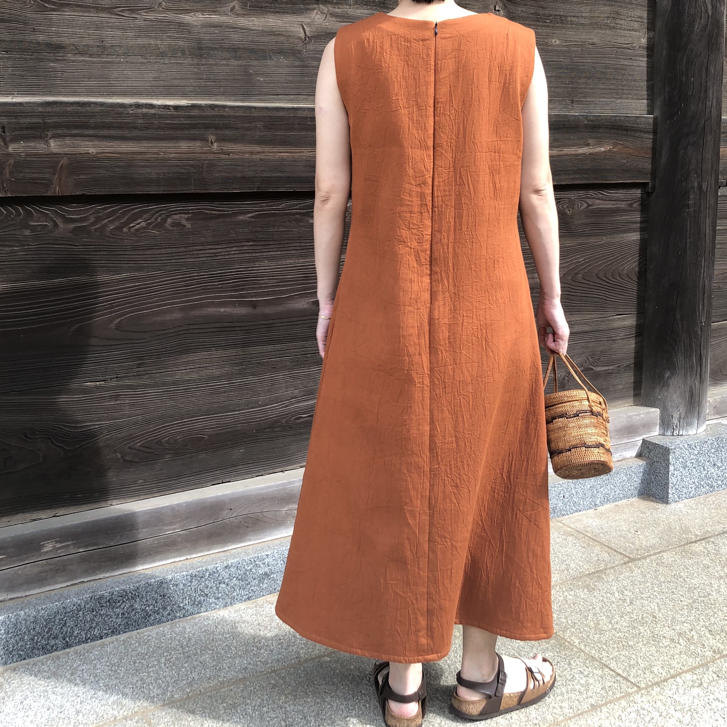 コットン100 高級感あるロングノースリーブワンピース テラコッタ クルーネック Iichi ハンドメイド クラフト作品 手仕事品の通販