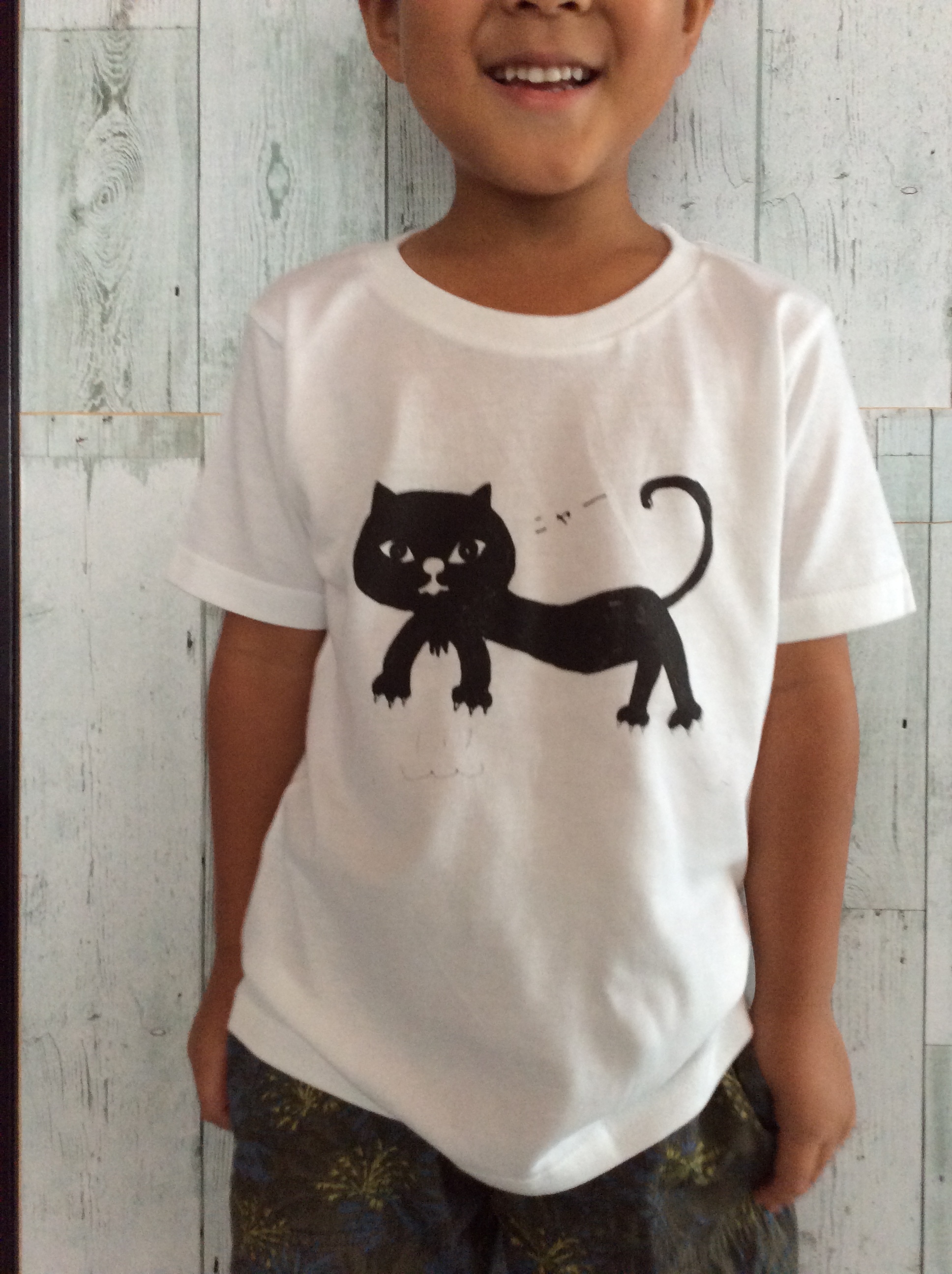 黒猫にゃー白tシャツ Iichi ハンドメイド クラフト作品 手仕事品の通販