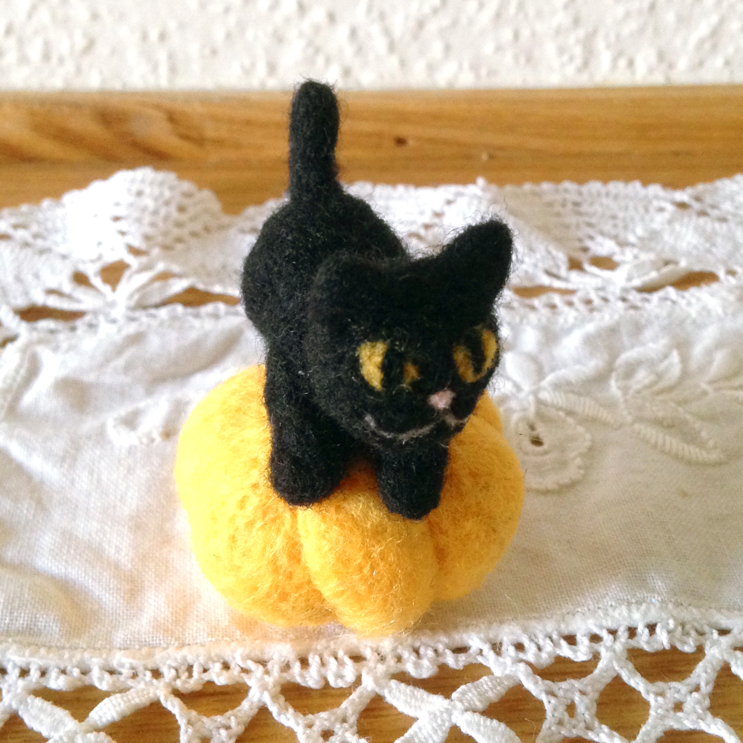かぼちゃに乗ったハロウィンの黒猫 ミニチュアサイズ Iichi ハンドメイド クラフト作品 手仕事品の通販