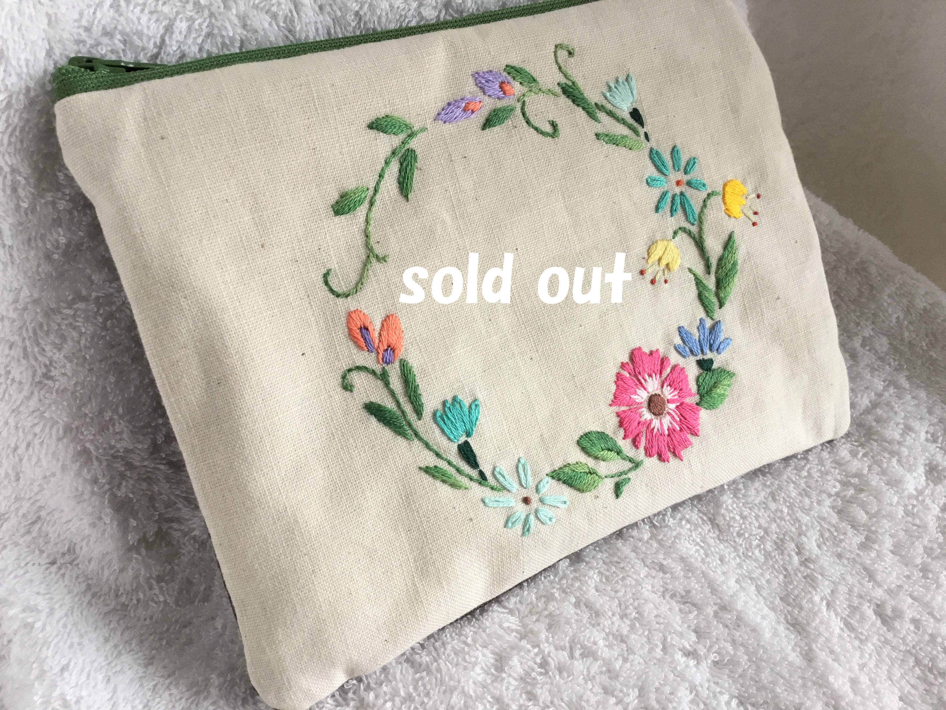 花刺繍のフラットポーチ フラワーリース チョコ Iichi ハンドメイド クラフト作品 手仕事品の通販 花刺繍のフラットポーチ フラワーリース チョコ Iichi ハンドメイド クラフト作品 手仕事品の通販