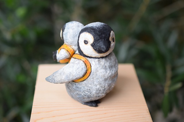 皇帝ペンギンの赤ちゃん人形をおんぶする皇帝ペンギンの赤ちゃん Iichi ハンドメイド クラフト作品 手仕事品の通販