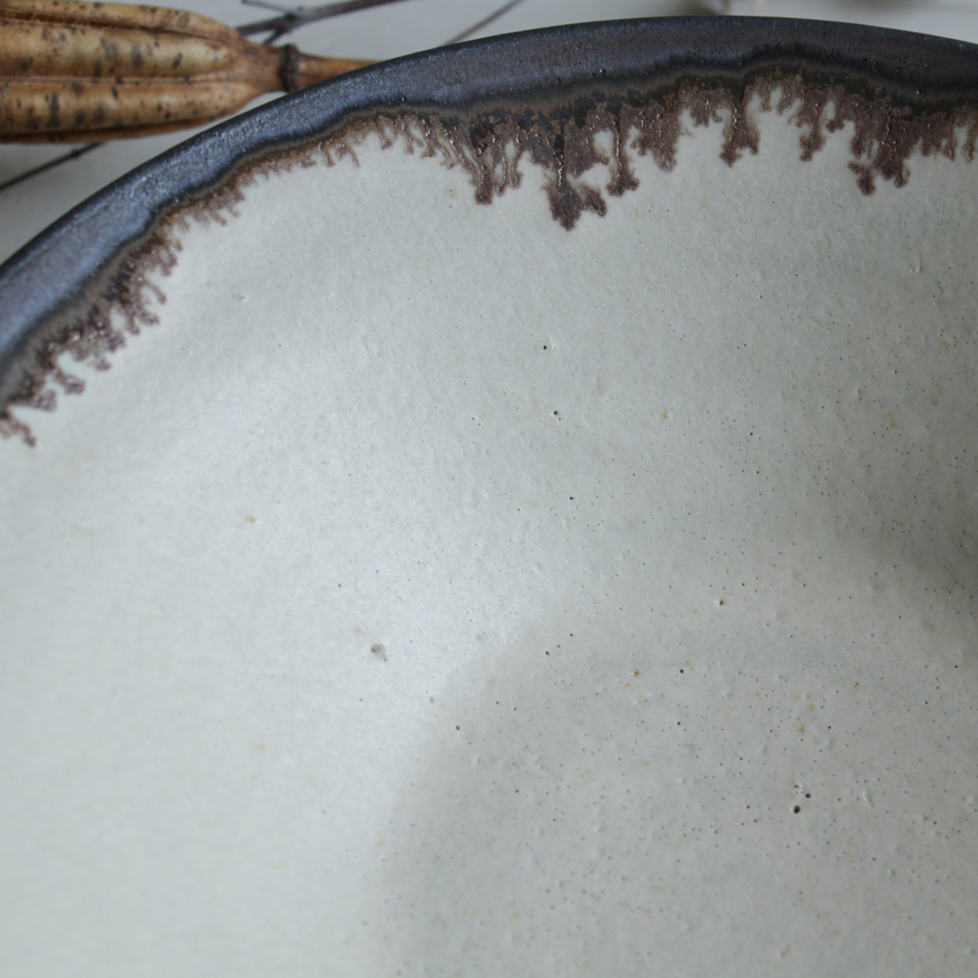 大鉢 淵に濃い茶 優しい雰囲気の白マット系 陶器 Iichi ハンドメイド クラフト作品 手仕事品の通販 大鉢 淵に濃い茶 優しい雰囲気の白マット系 陶器 Iichi ハンドメイド クラフト作品 手仕事品の通販