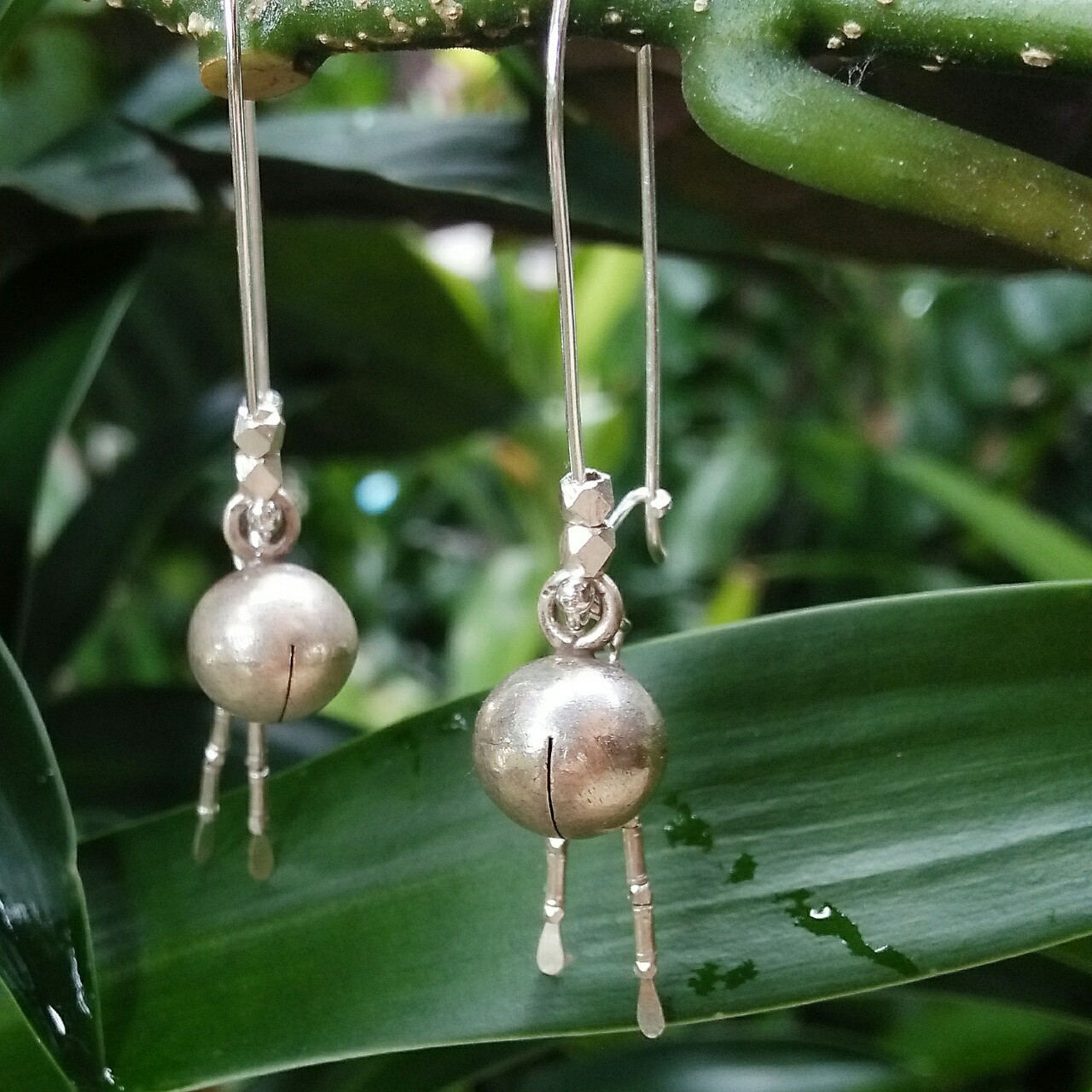 カレンシルバーのゆらゆら鈴ピアス イヤリング 大ぶりの鈴 タイ Iichi ハンドメイド クラフト作品 手仕事品の通販