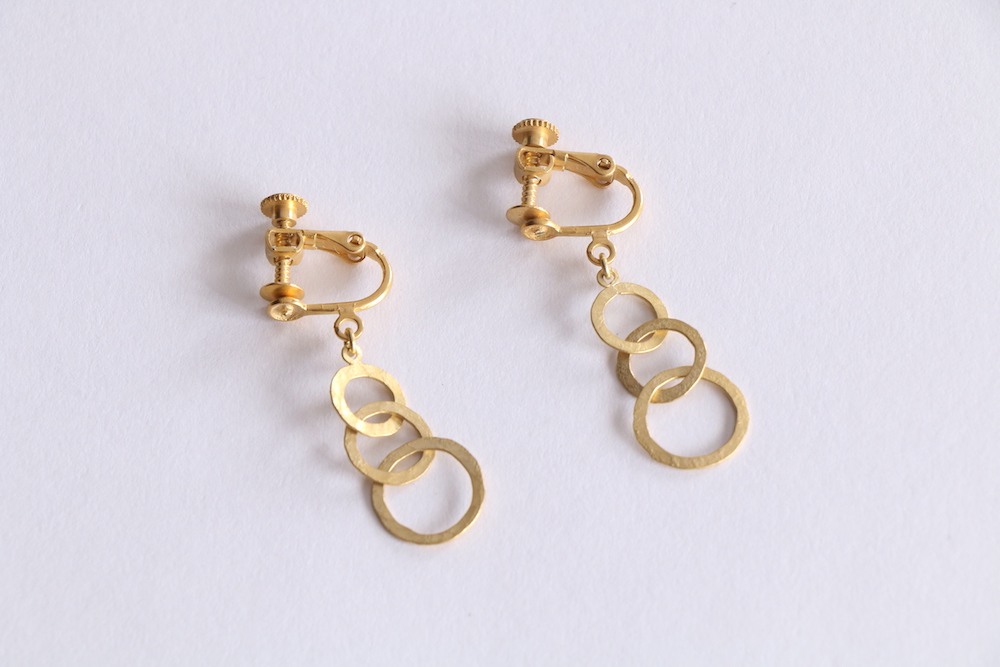揺れる輪っかの真鍮イヤリング Gold Iichi ハンドメイド クラフト作品 手仕事品の通販