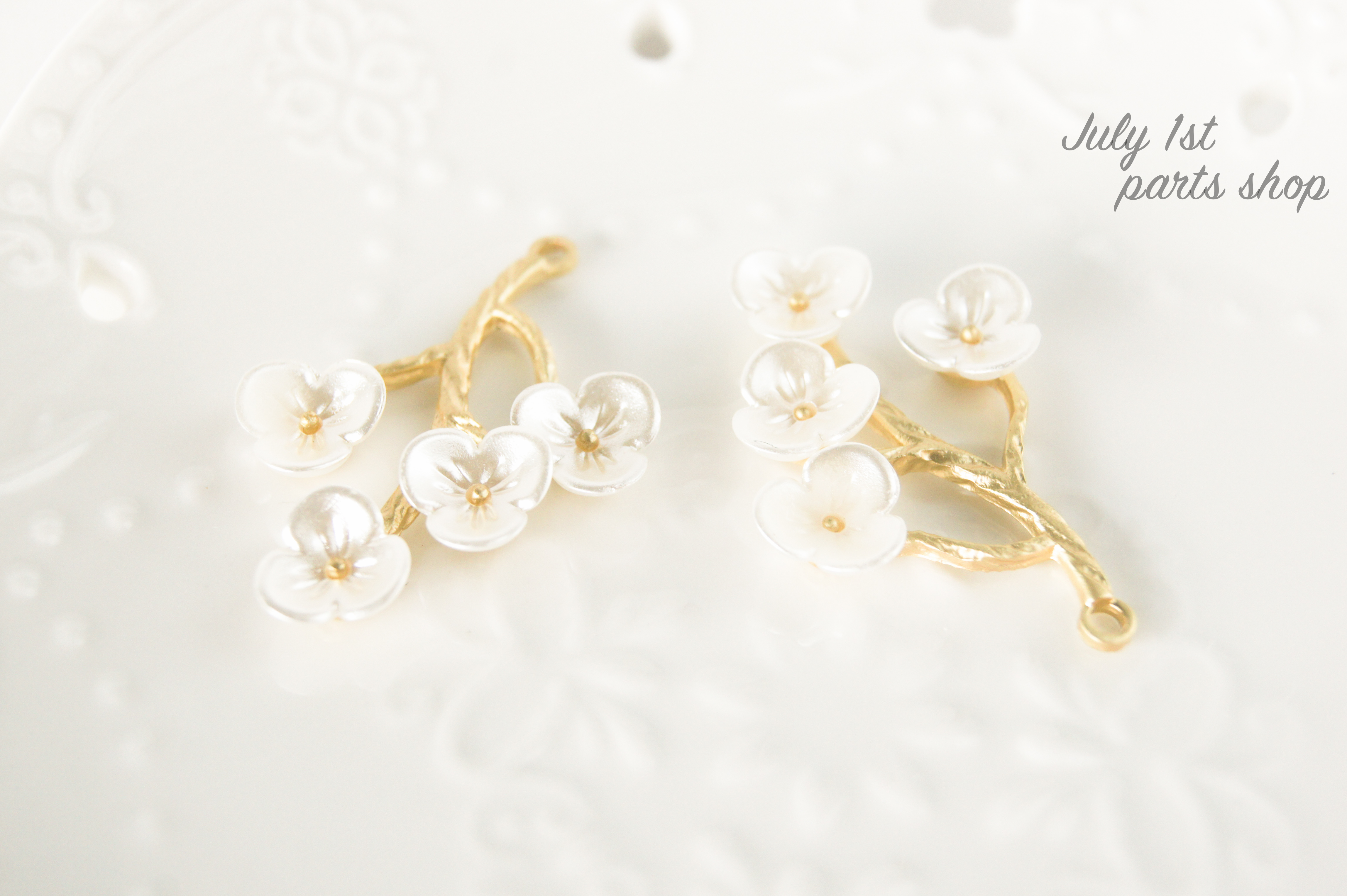 2個入 梅の花 パーツ 貝殻風 チャーム マットゴールド H0010 Iichi ハンドメイド クラフト作品 手仕事品の通販