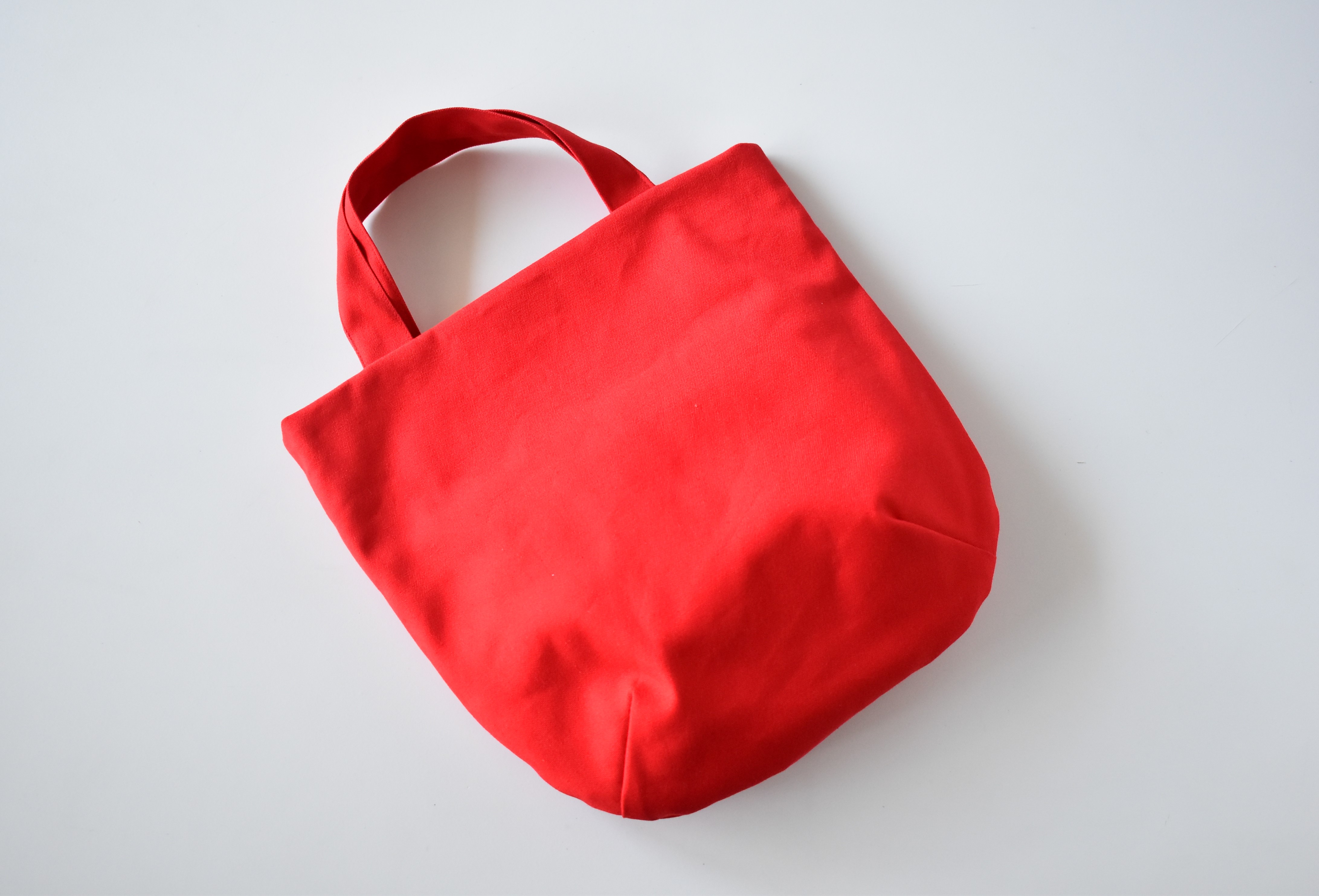 リバーシブルのラウンド型トートバッグ 赤 Iichi ハンドメイド クラフト作品 手仕事品の通販