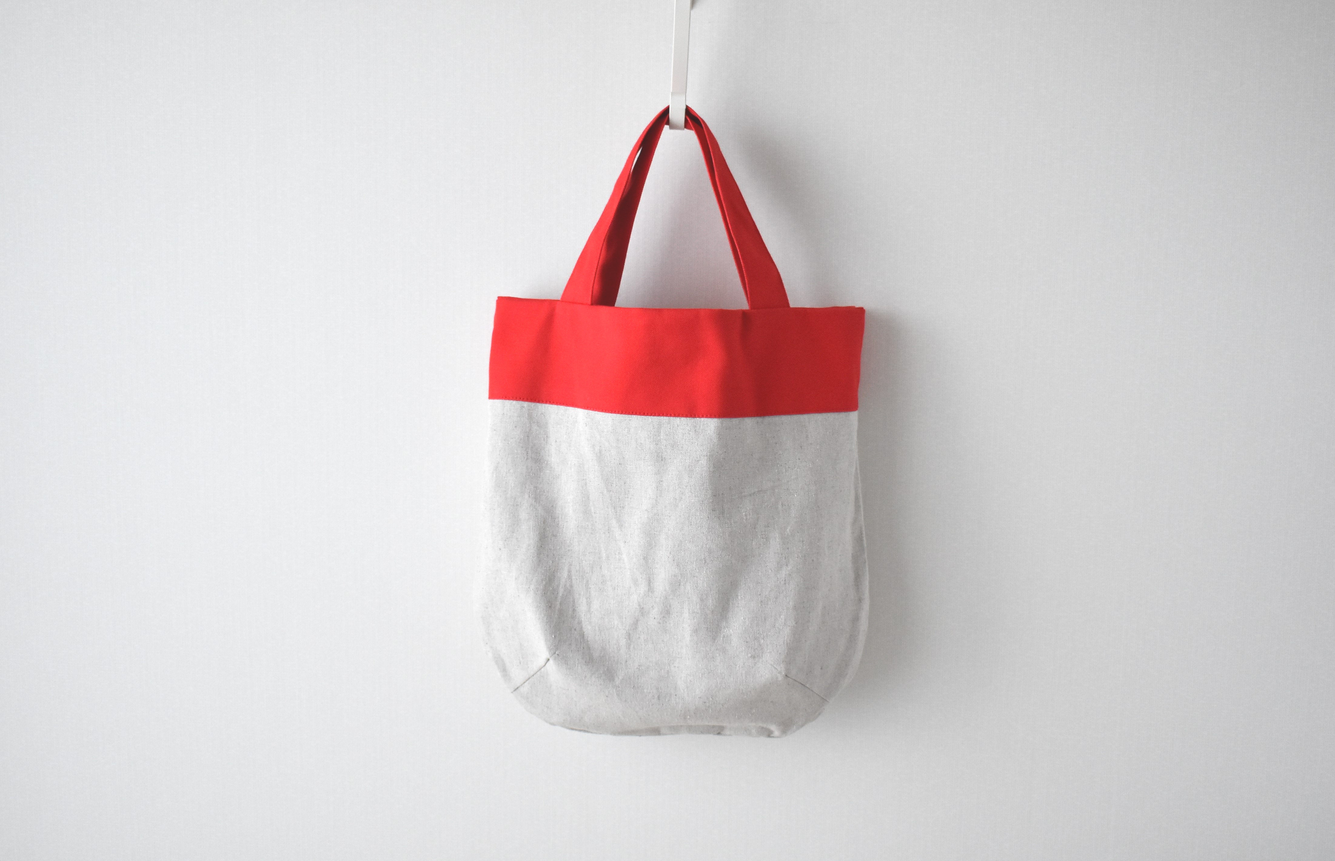 リバーシブルのラウンド型トートバッグ 赤 Iichi ハンドメイド クラフト作品 手仕事品の通販