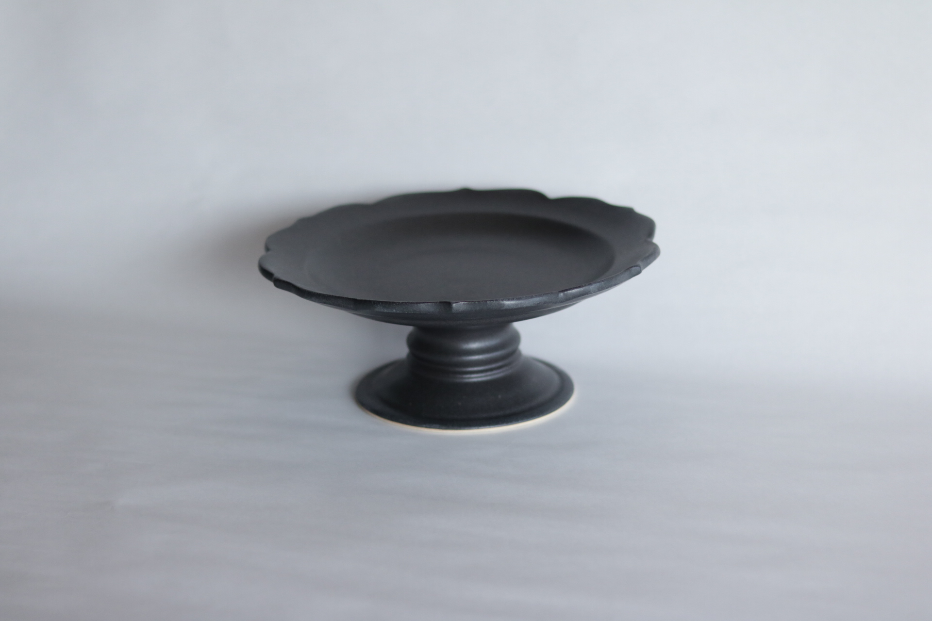 陶器のコンポート 黒 稜花型 Iichi ハンドメイド クラフト作品 手仕事品の通販