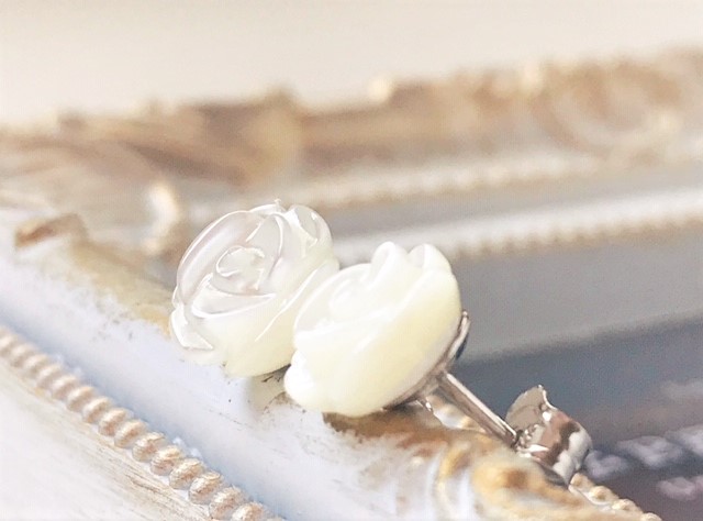 Sv925 シンプルでキュート 薔薇のスタッドピアス マザーオブパール 柔らかな花びらラインに癒されます Iichi ハンドメイド クラフト作品 手仕事品の通販