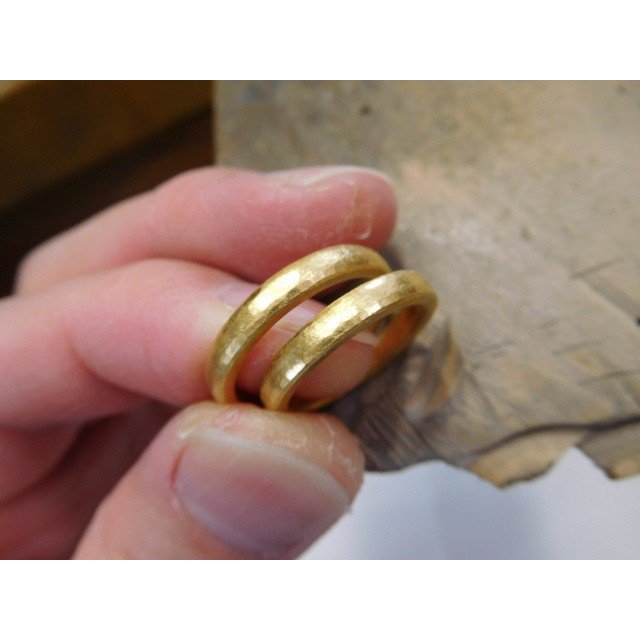 結婚指輪 手作り（鍛造＆彫金）純金 k24製 鎚起で作った槌目の甲丸 
