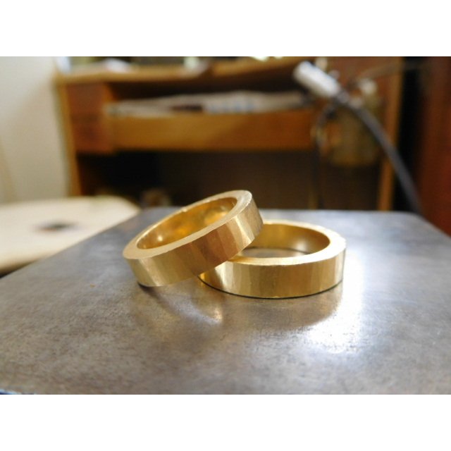 結婚指輪 手作り（鍛造＆彫金）純金 k24製 4ミリ幅の平打ちリング 