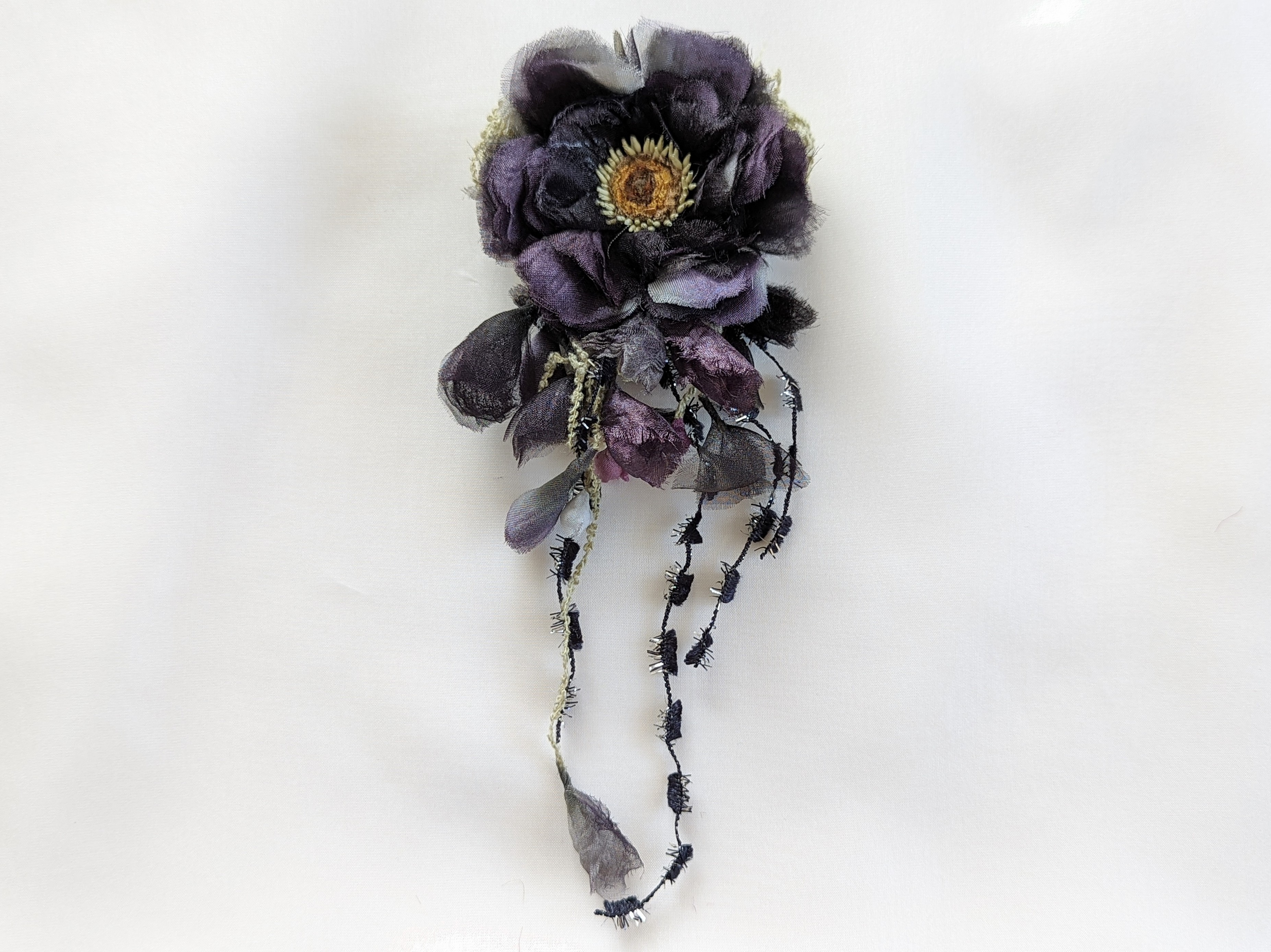 布花コサージュ クールな花びら Iichi ハンドメイド クラフト作品 手仕事品の通販