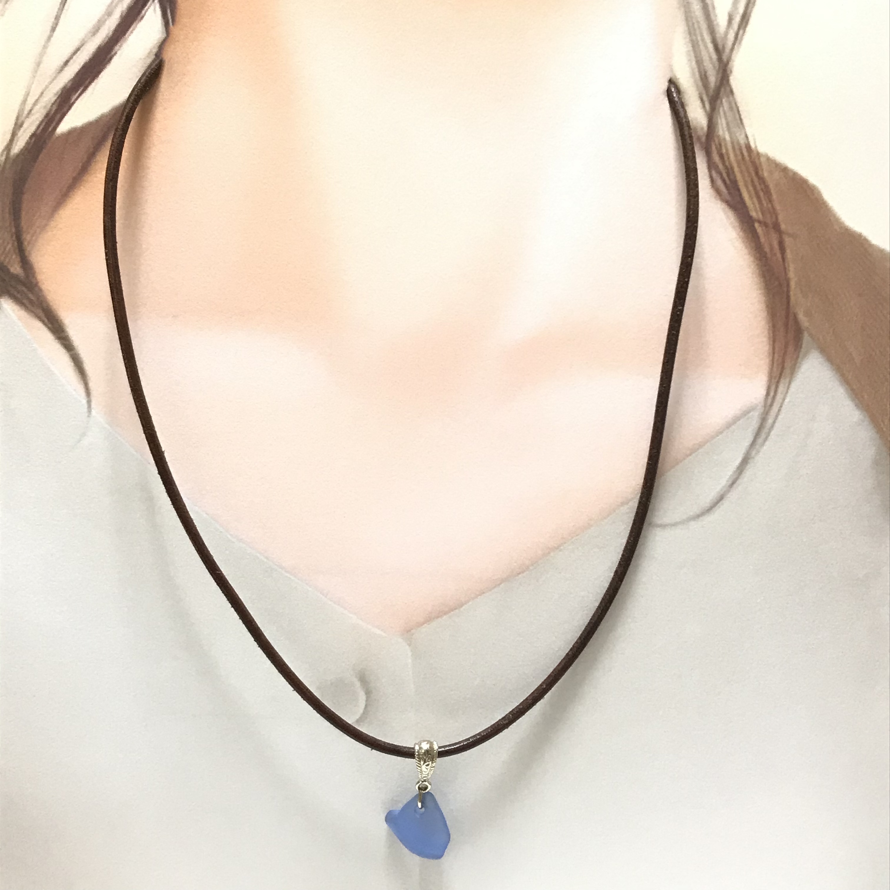 ブルーのシーグラスがおしゃれ 長めの革ひもネックレス Iichi ハンドメイド クラフト作品 手仕事品の通販