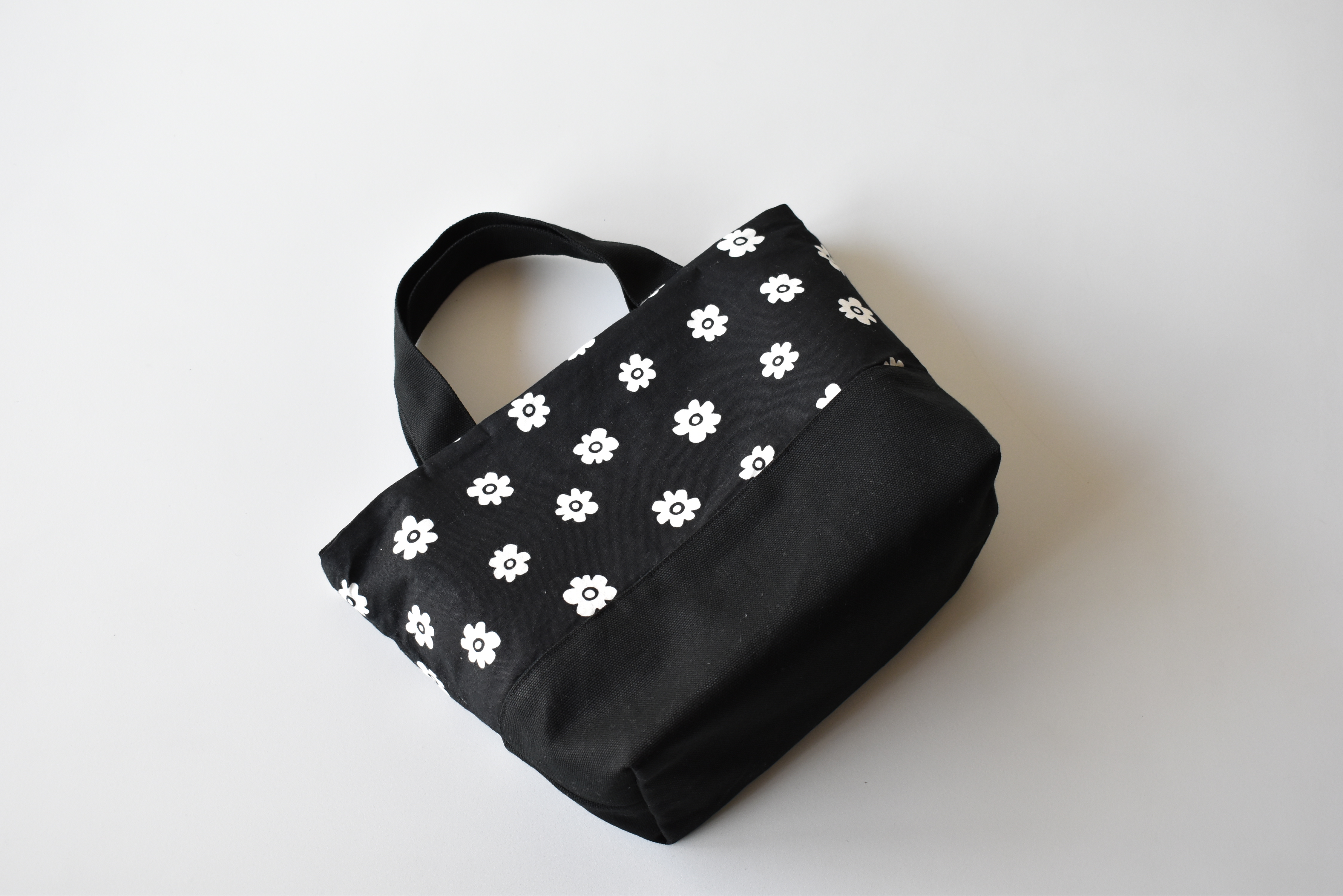 リバーシブルミニトートバッグ（小さな花柄/北欧風） | iichi ハンドメイド・クラフト作品・手仕事品の通販
