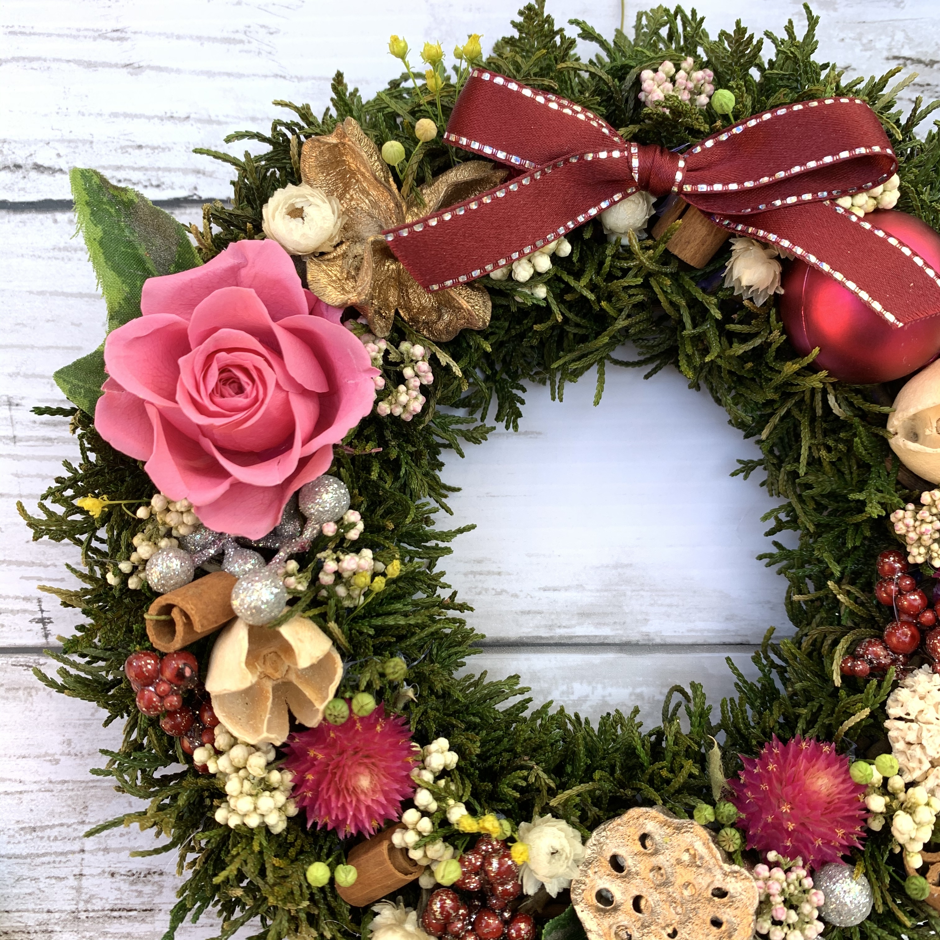 煌めく冬 プリンセスピンクのクリスマスリース クリスマス クリスマスリース バラ Iichi ハンドメイド クラフト作品 手仕事品の通販