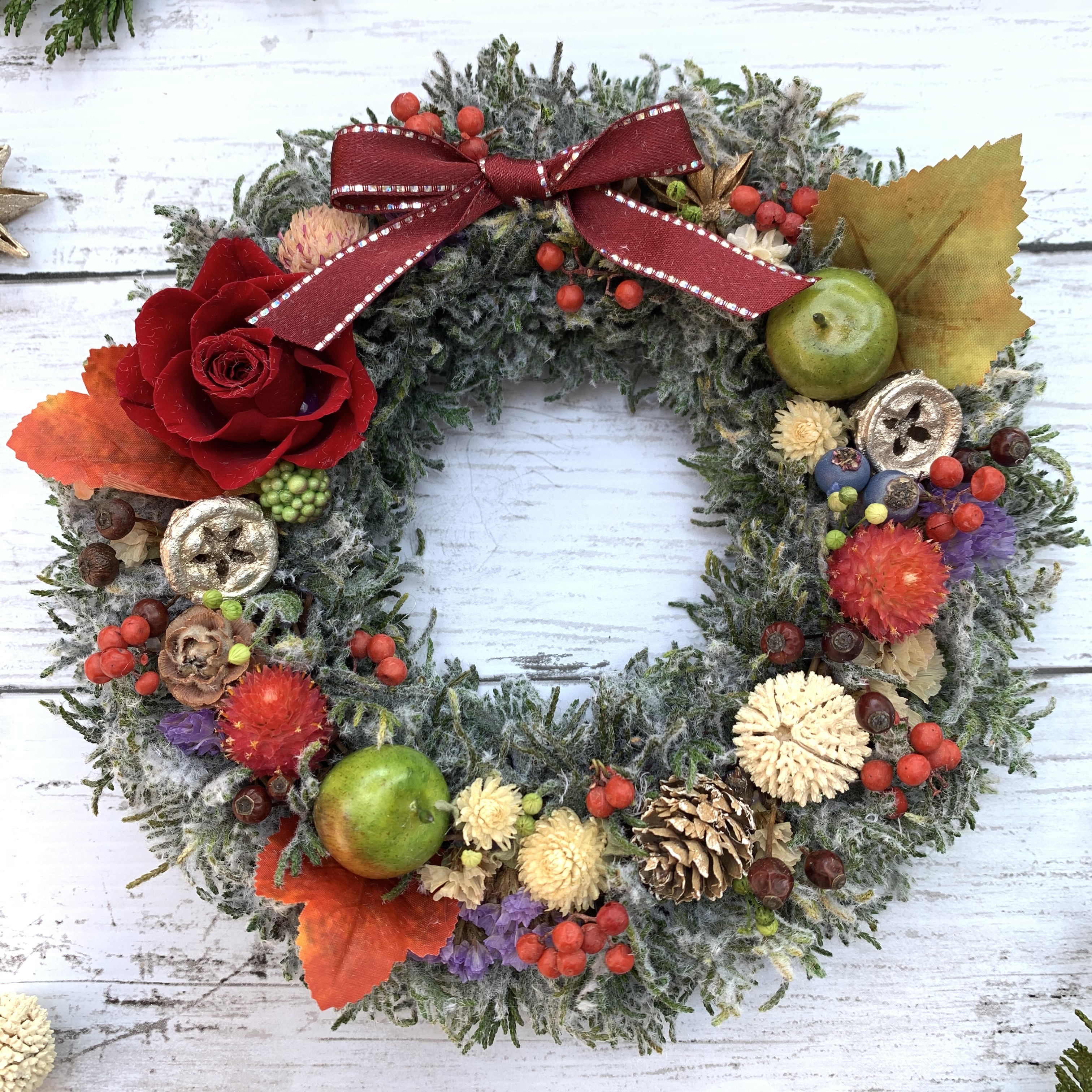 煌めく冬 バラと千日紅のクリスマスリース クリスマス クリスマスリース バラ Iichi ハンドメイド クラフト作品 手仕事品の通販