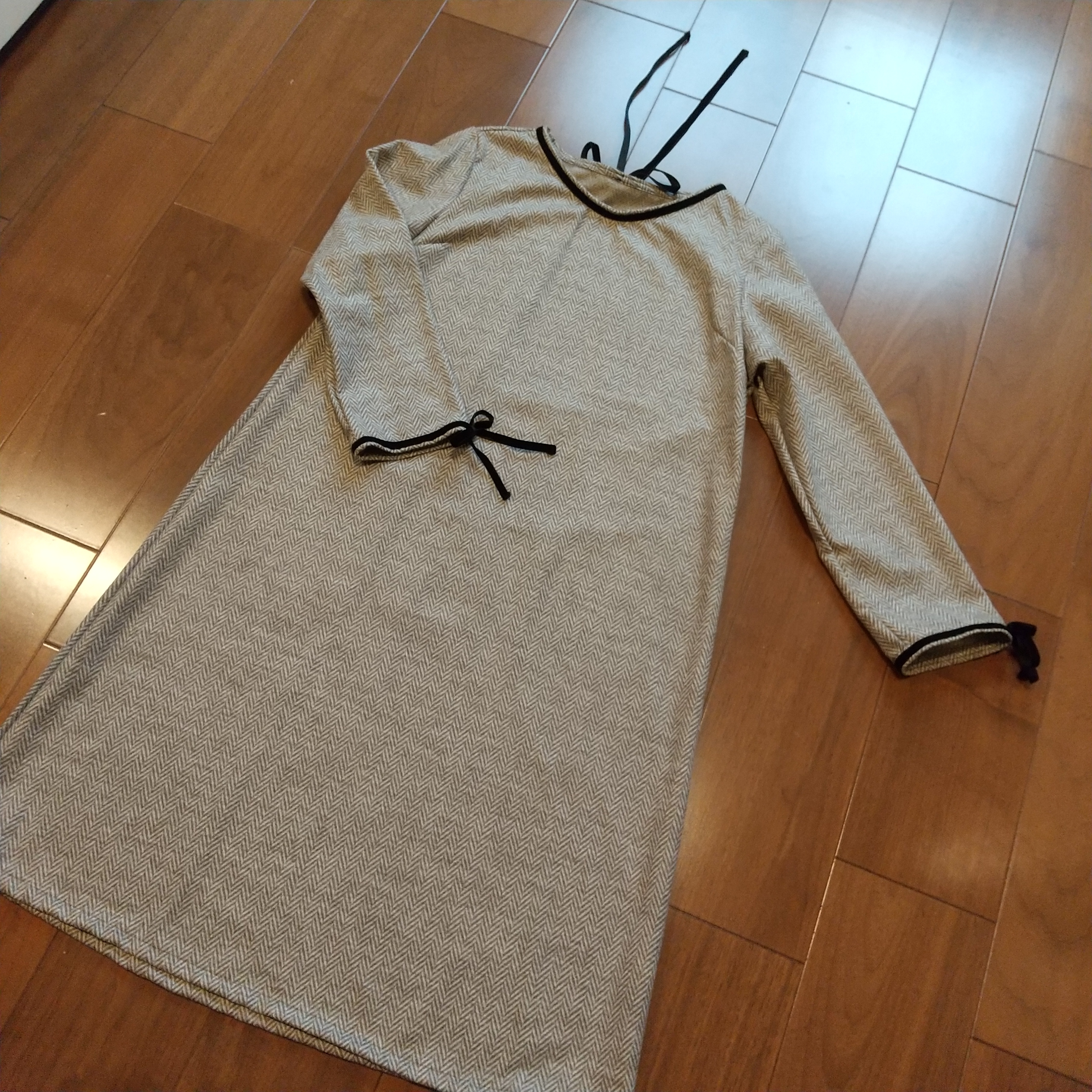 カフェオレカラーのヘリンボーンのリボンワンピース Iichi ハンドメイド クラフト作品 手仕事品の通販