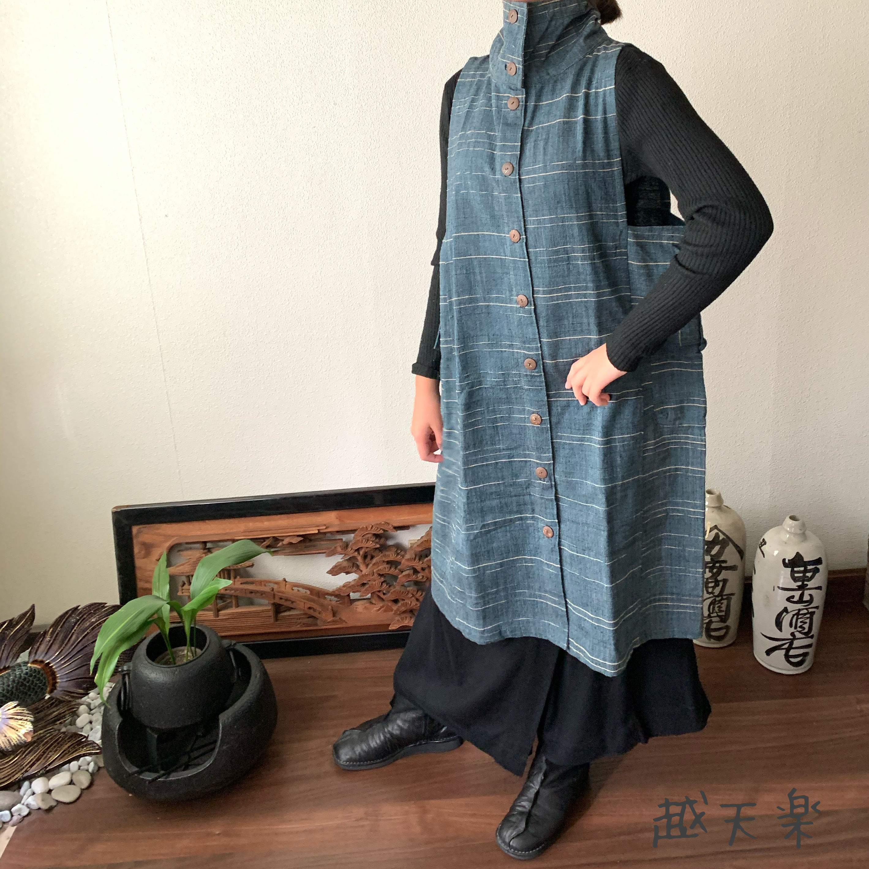手織り綿のロング丈ベストワンピース ハイカラーと直線裁ちの脇でシャープなラインが際立つ10年続くロングセラー 青グレイ絣 Iichi ハンドメイド クラフト作品 手仕事品の通販 手織り綿のロング丈ベストワンピース ハイカラーと直線裁ちの脇でシャープなラインが際立つ10年続くロングセラー 青グレイ絣 Iichi ハンドメイド クラフト作品 手仕事品の通販