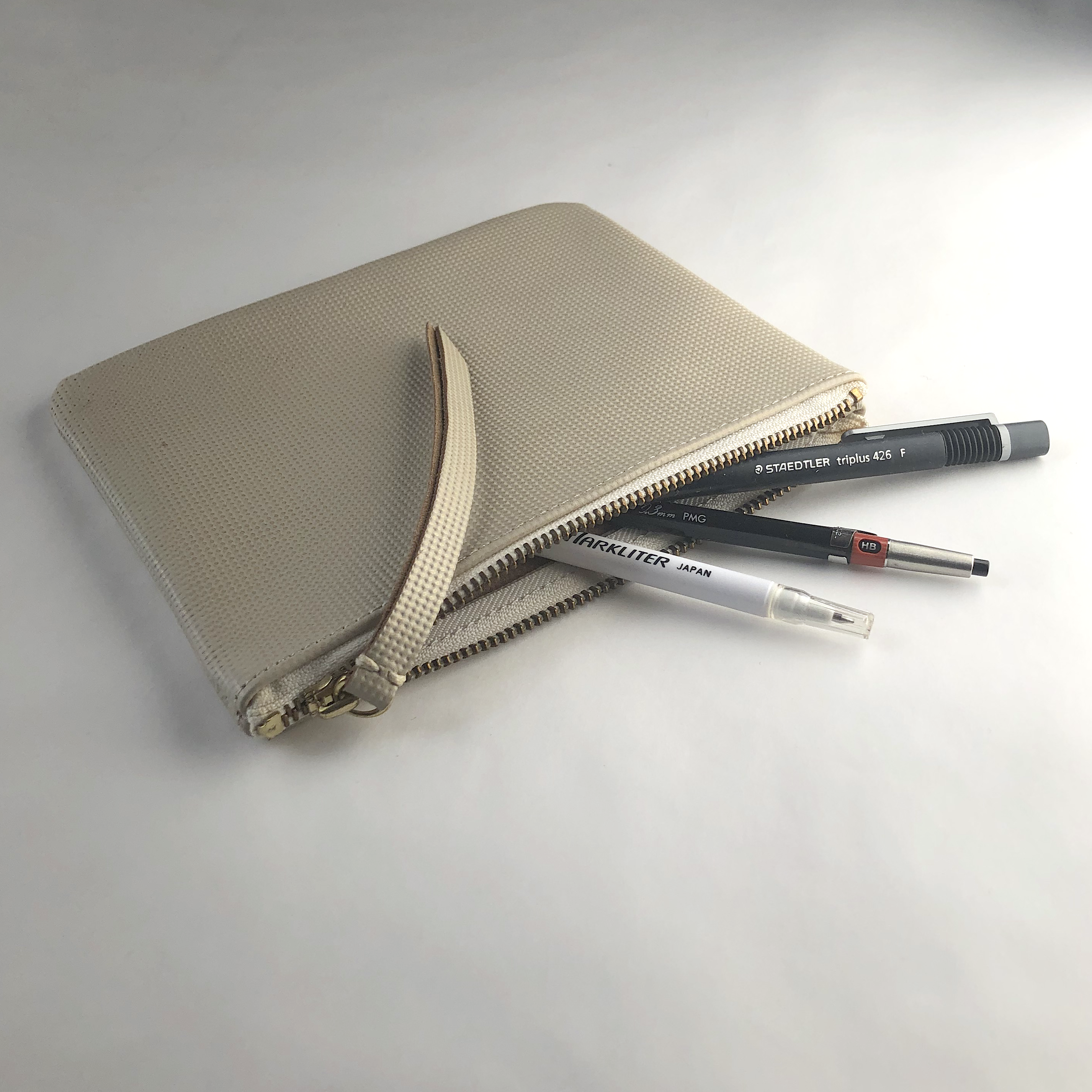 長い引き手で開けやすい 革のポーチ クリスマスプレゼントにオススメ マチなし Anatolia Medium Pouch Iichi ハンドメイド クラフト作品 手仕事品の通販